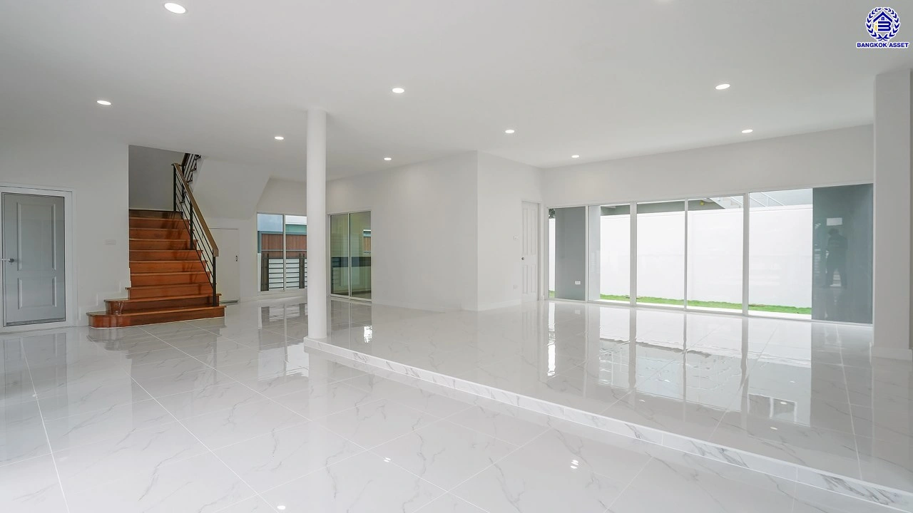 บ้านรีโนเวทใหม่ โครงการ รัชชา5 บางใหญ่ หลังมุม เนื้อที่ 99.6 ตร.ว. พื้นที่ใช้สอย 306.19 ตร.ม. ฟังก์ชัน 3 ห้องนอน 3 ห้องน้ำ จอดรถได้ 2 คัน บนทำเลใกล้ถนนใหญ่ เชื่อมต่อถนนกาญจนาภิเษก, ถนนรัตนาธิเบศร์ ใกล้เซ็นทรัลเวสต์เกต ทางด่วน "ศรีรัช" และรถไฟฟ้าสายสีม่วง "สถานีสามแยกบางใหญ่"