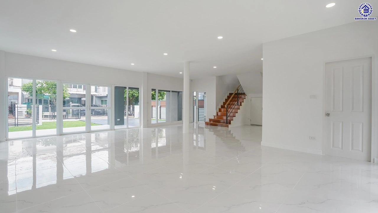 บ้านรีโนเวทใหม่ โครงการ รัชชา5 บางใหญ่ หลังมุม เนื้อที่ 99.6 ตร.ว. พื้นที่ใช้สอย 306.19 ตร.ม. ฟังก์ชัน 3 ห้องนอน 3 ห้องน้ำ จอดรถได้ 2 คัน บนทำเลใกล้ถนนใหญ่ เชื่อมต่อถนนกาญจนาภิเษก, ถนนรัตนาธิเบศร์ ใกล้เซ็นทรัลเวสต์เกต ทางด่วน "ศรีรัช" และรถไฟฟ้าสายสีม่วง "สถานีสามแยกบางใหญ่"