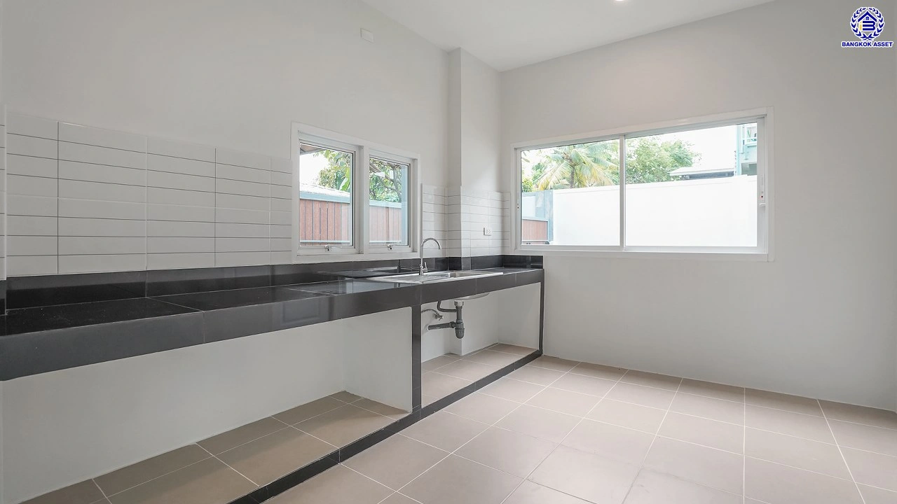 บ้านรีโนเวทใหม่ โครงการ รัชชา5 บางใหญ่ หลังมุม เนื้อที่ 99.6 ตร.ว. พื้นที่ใช้สอย 306.19 ตร.ม. ฟังก์ชัน 3 ห้องนอน 3 ห้องน้ำ จอดรถได้ 2 คัน บนทำเลใกล้ถนนใหญ่ เชื่อมต่อถนนกาญจนาภิเษก, ถนนรัตนาธิเบศร์ ใกล้เซ็นทรัลเวสต์เกต ทางด่วน "ศรีรัช" และรถไฟฟ้าสายสีม่วง "สถานีสามแยกบางใหญ่"