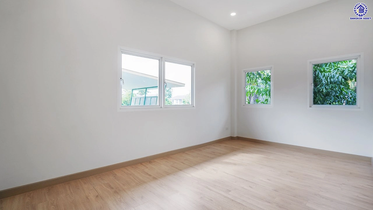 บ้านรีโนเวทใหม่ โครงการ รัชชา5 บางใหญ่ หลังมุม เนื้อที่ 99.6 ตร.ว. พื้นที่ใช้สอย 306.19 ตร.ม. ฟังก์ชัน 3 ห้องนอน 3 ห้องน้ำ จอดรถได้ 2 คัน บนทำเลใกล้ถนนใหญ่ เชื่อมต่อถนนกาญจนาภิเษก, ถนนรัตนาธิเบศร์ ใกล้เซ็นทรัลเวสต์เกต ทางด่วน "ศรีรัช" และรถไฟฟ้าสายสีม่วง "สถานีสามแยกบางใหญ่"