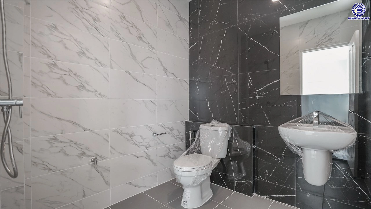 บ้านรีโนเวทใหม่ โครงการ รัชชา5 บางใหญ่ หลังมุม เนื้อที่ 99.6 ตร.ว. พื้นที่ใช้สอย 306.19 ตร.ม. ฟังก์ชัน 3 ห้องนอน 3 ห้องน้ำ จอดรถได้ 2 คัน บนทำเลใกล้ถนนใหญ่ เชื่อมต่อถนนกาญจนาภิเษก, ถนนรัตนาธิเบศร์ ใกล้เซ็นทรัลเวสต์เกต ทางด่วน "ศรีรัช" และรถไฟฟ้าสายสีม่วง "สถานีสามแยกบางใหญ่"