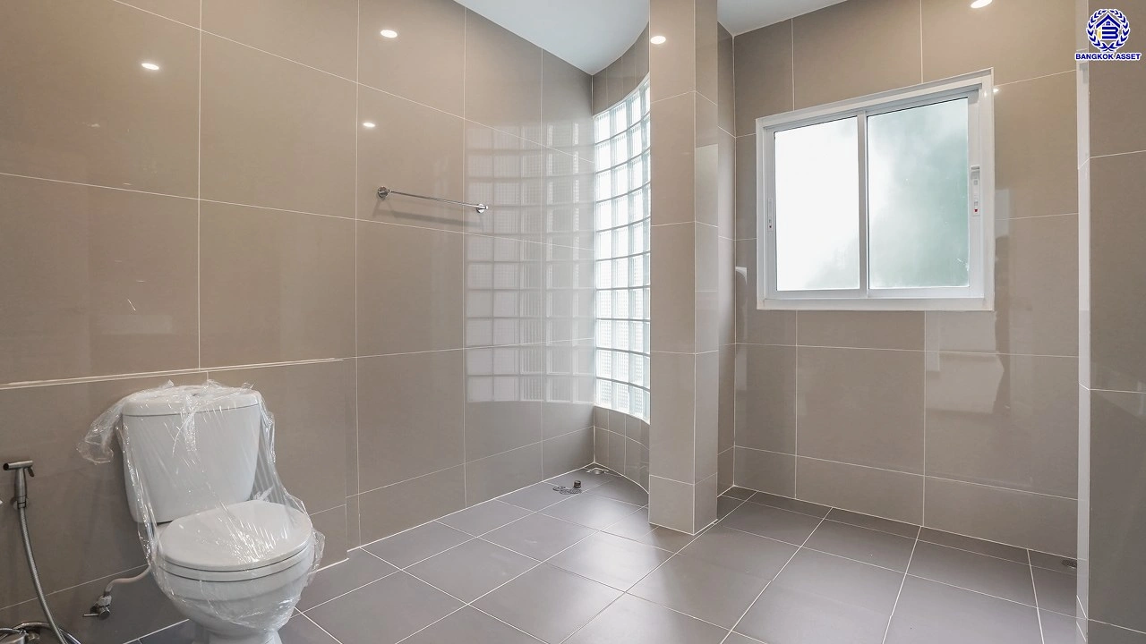 บ้านรีโนเวทใหม่ โครงการ รัชชา5 บางใหญ่ หลังมุม เนื้อที่ 99.6 ตร.ว. พื้นที่ใช้สอย 306.19 ตร.ม. ฟังก์ชัน 3 ห้องนอน 3 ห้องน้ำ จอดรถได้ 2 คัน บนทำเลใกล้ถนนใหญ่ เชื่อมต่อถนนกาญจนาภิเษก, ถนนรัตนาธิเบศร์ ใกล้เซ็นทรัลเวสต์เกต ทางด่วน "ศรีรัช" และรถไฟฟ้าสายสีม่วง "สถานีสามแยกบางใหญ่"