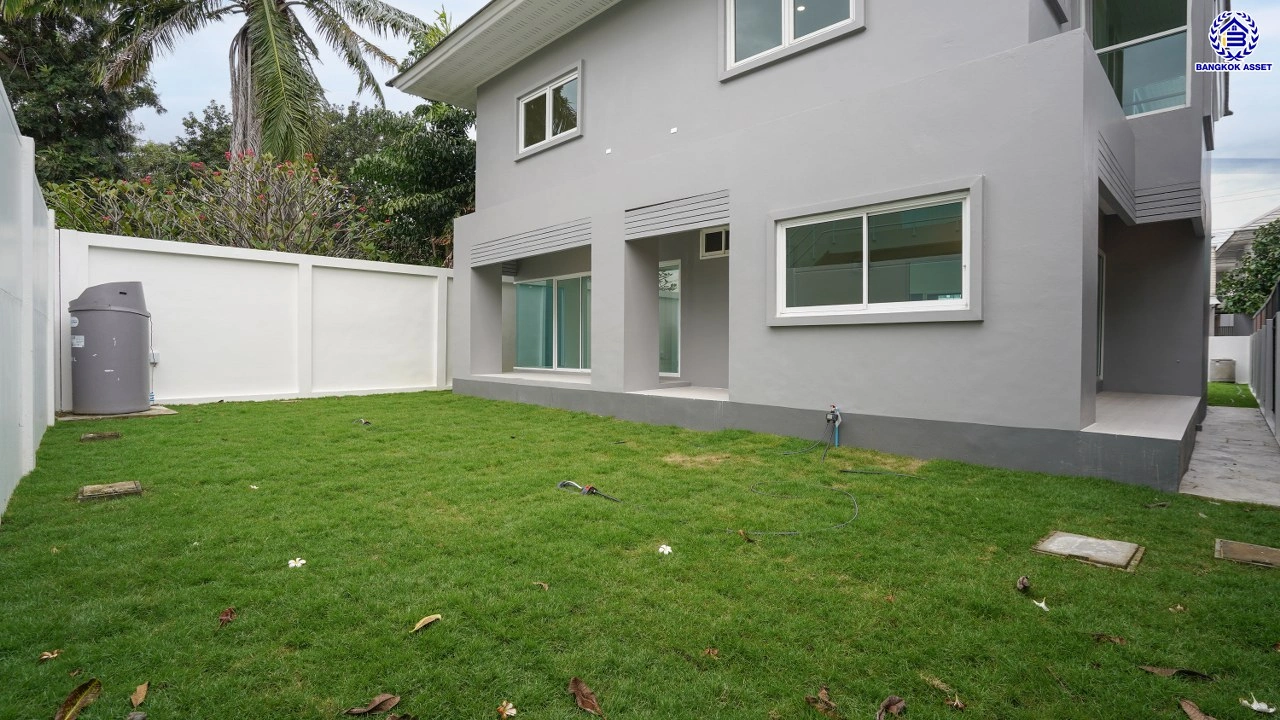 บ้านรีโนเวทใหม่ โครงการ รัชชา5 บางใหญ่ หลังมุม เนื้อที่ 99.6 ตร.ว. พื้นที่ใช้สอย 306.19 ตร.ม. ฟังก์ชัน 3 ห้องนอน 3 ห้องน้ำ จอดรถได้ 2 คัน บนทำเลใกล้ถนนใหญ่ เชื่อมต่อถนนกาญจนาภิเษก, ถนนรัตนาธิเบศร์ ใกล้เซ็นทรัลเวสต์เกต ทางด่วน "ศรีรัช" และรถไฟฟ้าสายสีม่วง "สถานีสามแยกบางใหญ่"