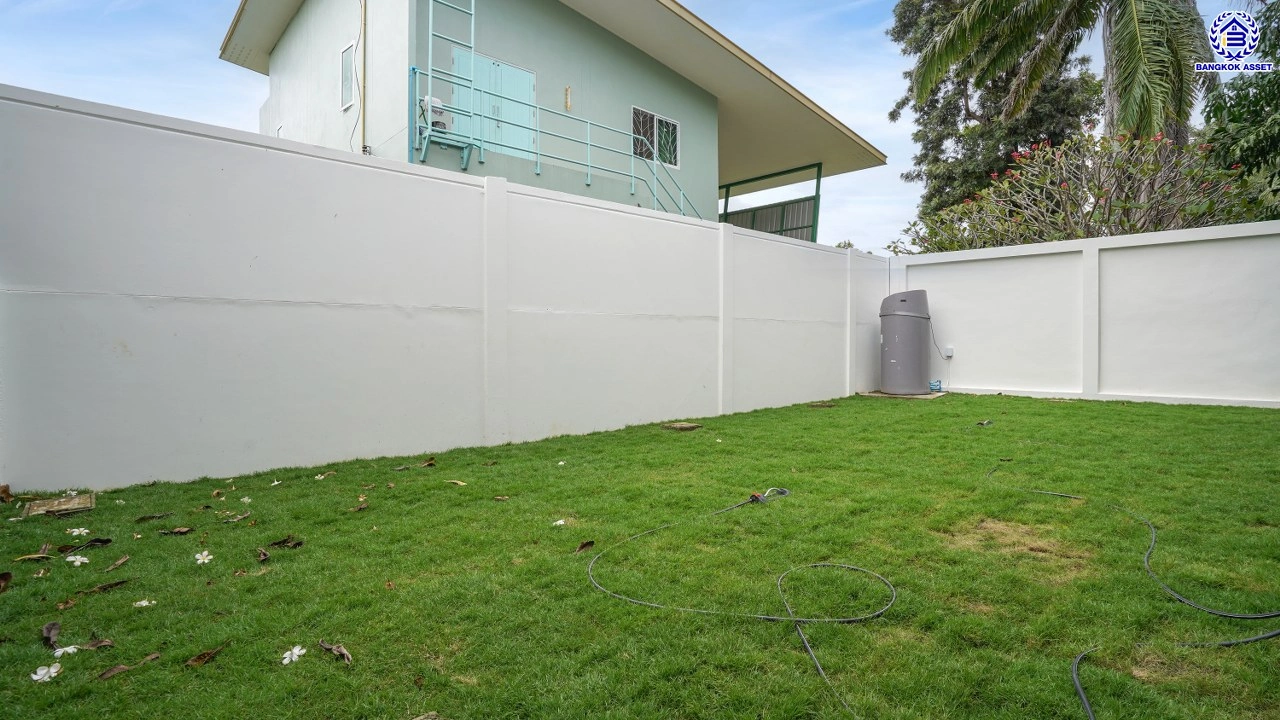 บ้านรีโนเวทใหม่ โครงการ รัชชา5 บางใหญ่ หลังมุม เนื้อที่ 99.6 ตร.ว. พื้นที่ใช้สอย 306.19 ตร.ม. ฟังก์ชัน 3 ห้องนอน 3 ห้องน้ำ จอดรถได้ 2 คัน บนทำเลใกล้ถนนใหญ่ เชื่อมต่อถนนกาญจนาภิเษก, ถนนรัตนาธิเบศร์ ใกล้เซ็นทรัลเวสต์เกต ทางด่วน "ศรีรัช" และรถไฟฟ้าสายสีม่วง "สถานีสามแยกบางใหญ่"