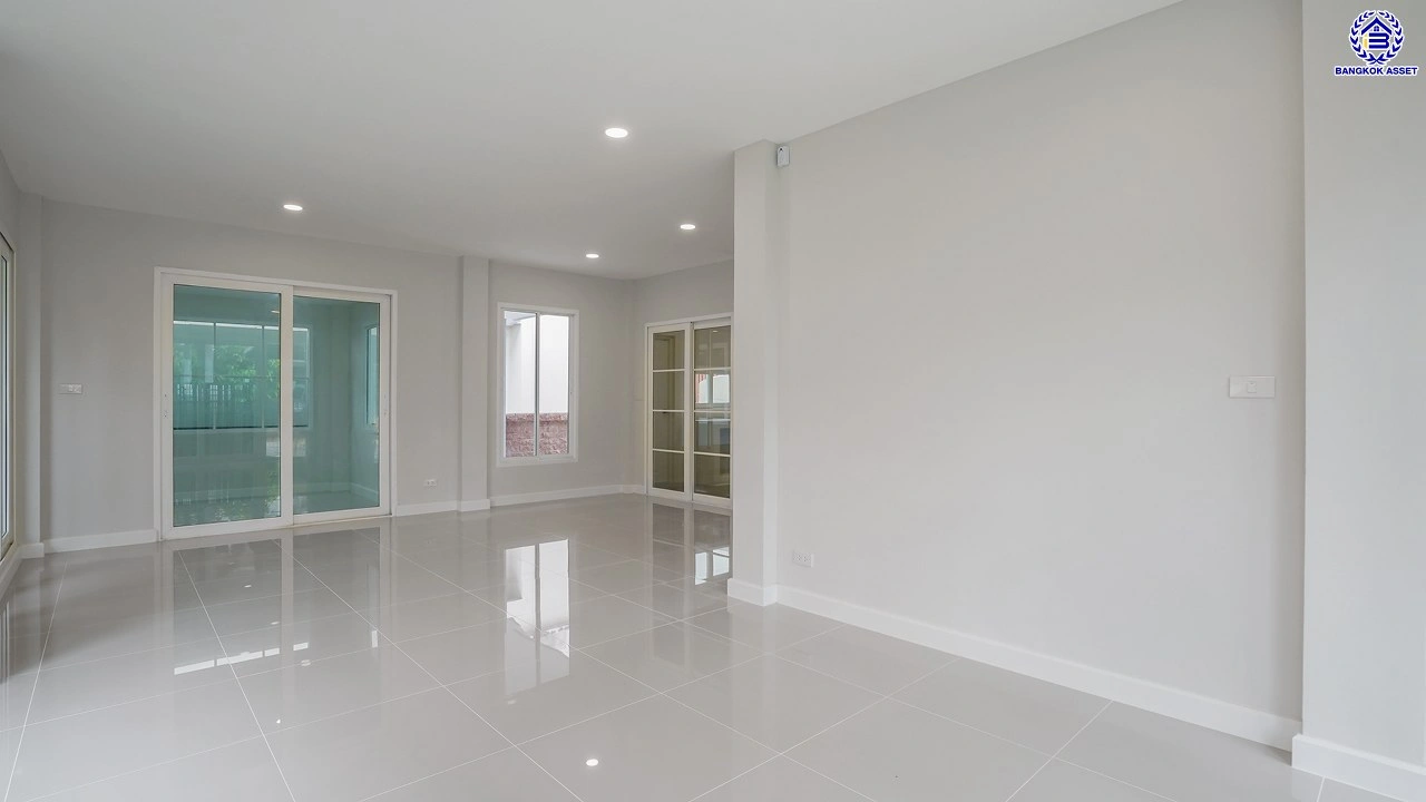 บ้านรีโนเวทใหม่ โครงการ คาซ่าวิลล์ ราชพฤกษ์-รัตนาธิเบศร์2 แบรนด์ Q.House รีโนเวทใหม่พร้อมเข้าอยู่ เนื้อที่ 54 ตร.ว. พื้นที่ใช้สอย 211.55 ตร.ม. ฟังก์ชันจัดเต็ม 4 ห้องนอน 3 ห้องน้ำ จอดรถได้ 2 คัน บนทำเลศักยภาพ ติดถนนราชพฤกษ์ ใกล้รถไฟฟ้าสายสีม่วง "สถานีบางรักน้อยท่าอิฐ" และทางด่วน "ศรีรัช"