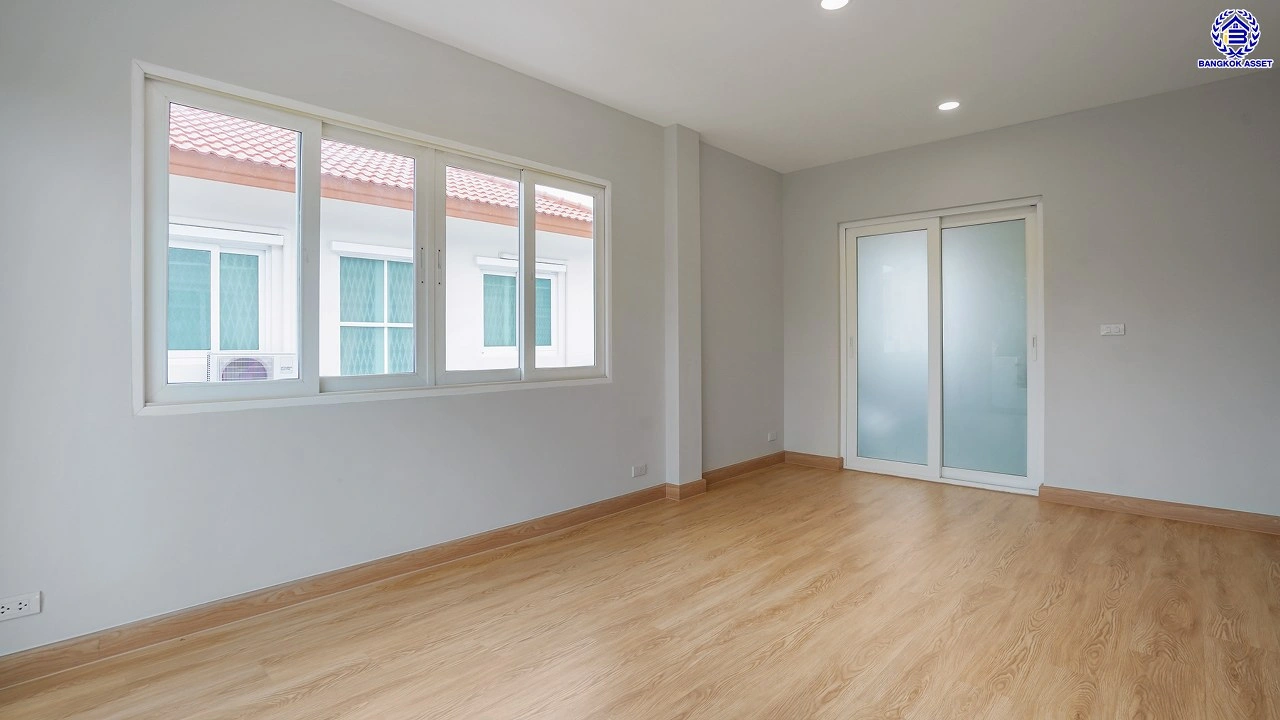 บ้านรีโนเวทใหม่ โครงการ คาซ่าวิลล์ ราชพฤกษ์-รัตนาธิเบศร์2 แบรนด์ Q.House รีโนเวทใหม่พร้อมเข้าอยู่ เนื้อที่ 54 ตร.ว. พื้นที่ใช้สอย 211.55 ตร.ม. ฟังก์ชันจัดเต็ม 4 ห้องนอน 3 ห้องน้ำ จอดรถได้ 2 คัน บนทำเลศักยภาพ ติดถนนราชพฤกษ์ ใกล้รถไฟฟ้าสายสีม่วง "สถานีบางรักน้อยท่าอิฐ" และทางด่วน "ศรีรัช"