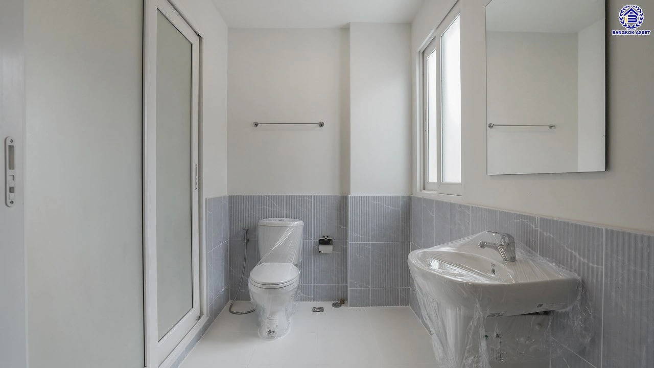 บ้านรีโนเวทใหม่ โครงการ คาซ่าวิลล์ ราชพฤกษ์-รัตนาธิเบศร์2 แบรนด์ Q.House รีโนเวทใหม่พร้อมเข้าอยู่ เนื้อที่ 54 ตร.ว. พื้นที่ใช้สอย 211.55 ตร.ม. ฟังก์ชันจัดเต็ม 4 ห้องนอน 3 ห้องน้ำ จอดรถได้ 2 คัน บนทำเลศักยภาพ ติดถนนราชพฤกษ์ ใกล้รถไฟฟ้าสายสีม่วง "สถานีบางรักน้อยท่าอิฐ" และทางด่วน "ศรีรัช"