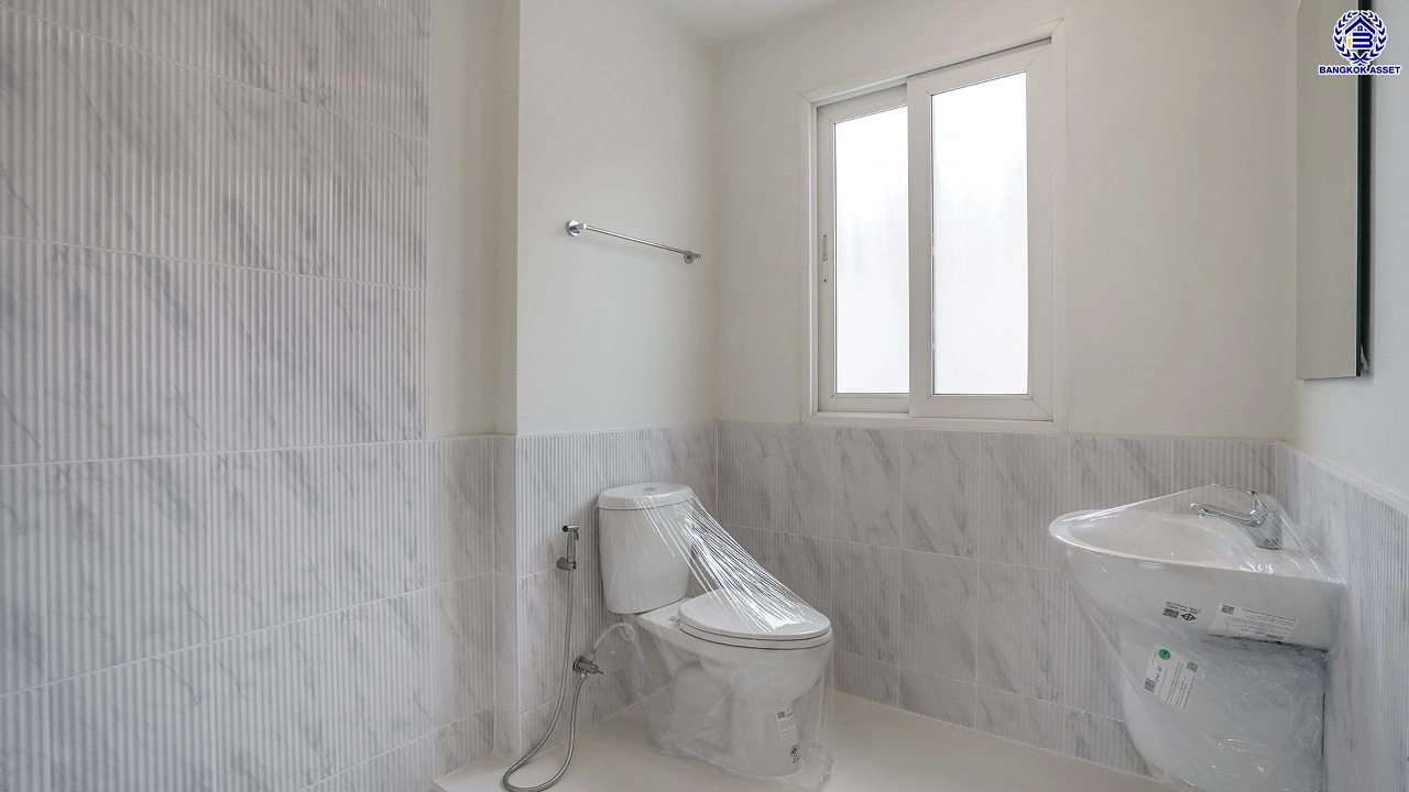 บ้านรีโนเวทใหม่ โครงการ คาซ่าวิลล์ ราชพฤกษ์-รัตนาธิเบศร์2 แบรนด์ Q.House รีโนเวทใหม่พร้อมเข้าอยู่ เนื้อที่ 54 ตร.ว. พื้นที่ใช้สอย 211.55 ตร.ม. ฟังก์ชันจัดเต็ม 4 ห้องนอน 3 ห้องน้ำ จอดรถได้ 2 คัน บนทำเลศักยภาพ ติดถนนราชพฤกษ์ ใกล้รถไฟฟ้าสายสีม่วง "สถานีบางรักน้อยท่าอิฐ" และทางด่วน "ศรีรัช"