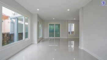 บ้านรีโนเวทใหม่ โครงการ คาซ่าวิลล์ ราชพฤกษ์-รัตนาธิเบศร์2 แบรนด์ Q.House รีโนเวทใหม่พร้อมเข้าอยู่ เนื้อที่ 54 ตร.ว. พื้นที่ใช้สอย 211.55 ตร.ม. ฟังก์ชันจัดเต็ม 4 ห้องนอน 3 ห้องน้ำ จอดรถได้ 2 คัน บนทำเลศักยภาพ ติดถนนราชพฤกษ์ ใกล้รถไฟฟ้าสายสีม่วง "สถานีบางรักน้อยท่าอิฐ" และทางด่วน "ศรีรัช"