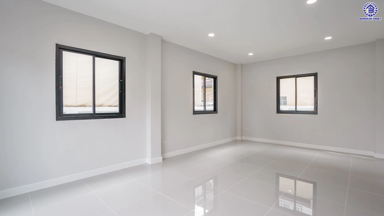 บ้านรีโนเวทใหม่ โครงการ รติรมย์2 ราชพฤกษ์-กาญจนาภิเษก (ซ.สวนผัก32) รีโนเวทใหม่พร้อมเข้าอยู่ บนเนื้อที่ 52 ตร.ว. ฟังก์ชัน 4 ห้องนอน 3 ห้องน้ำ จอดรถได้ 2 คัน ส่วนกลางครบครัน บนทำเลศักยภาพ เชื่อมต่อหลายเส้นทาง ใกล้ทางด่วน "ศรีรัช" และเซ็นทรัล เวสต์วิลล์