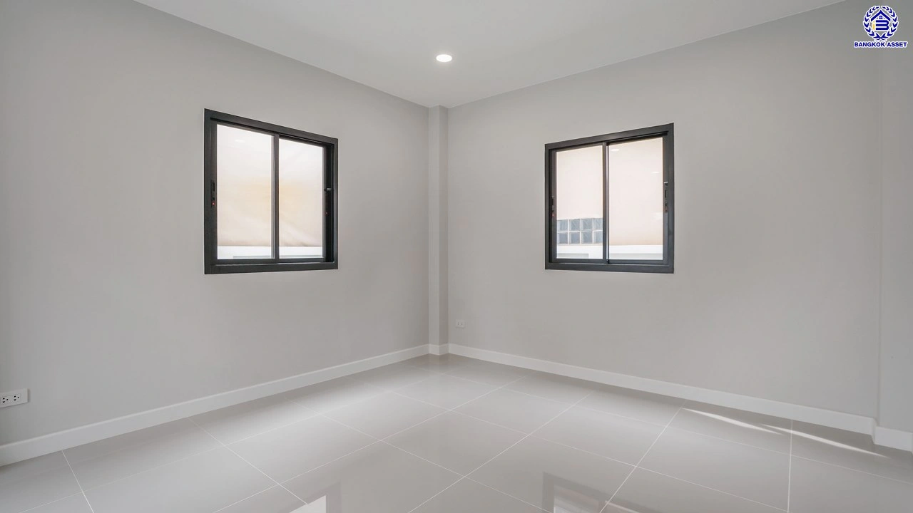 บ้านรีโนเวทใหม่ โครงการ รติรมย์2 ราชพฤกษ์-กาญจนาภิเษก (ซ.สวนผัก32) รีโนเวทใหม่พร้อมเข้าอยู่ บนเนื้อที่ 52 ตร.ว. ฟังก์ชัน 4 ห้องนอน 3 ห้องน้ำ จอดรถได้ 2 คัน ส่วนกลางครบครัน บนทำเลศักยภาพ เชื่อมต่อหลายเส้นทาง ใกล้ทางด่วน "ศรีรัช" และเซ็นทรัล เวสต์วิลล์