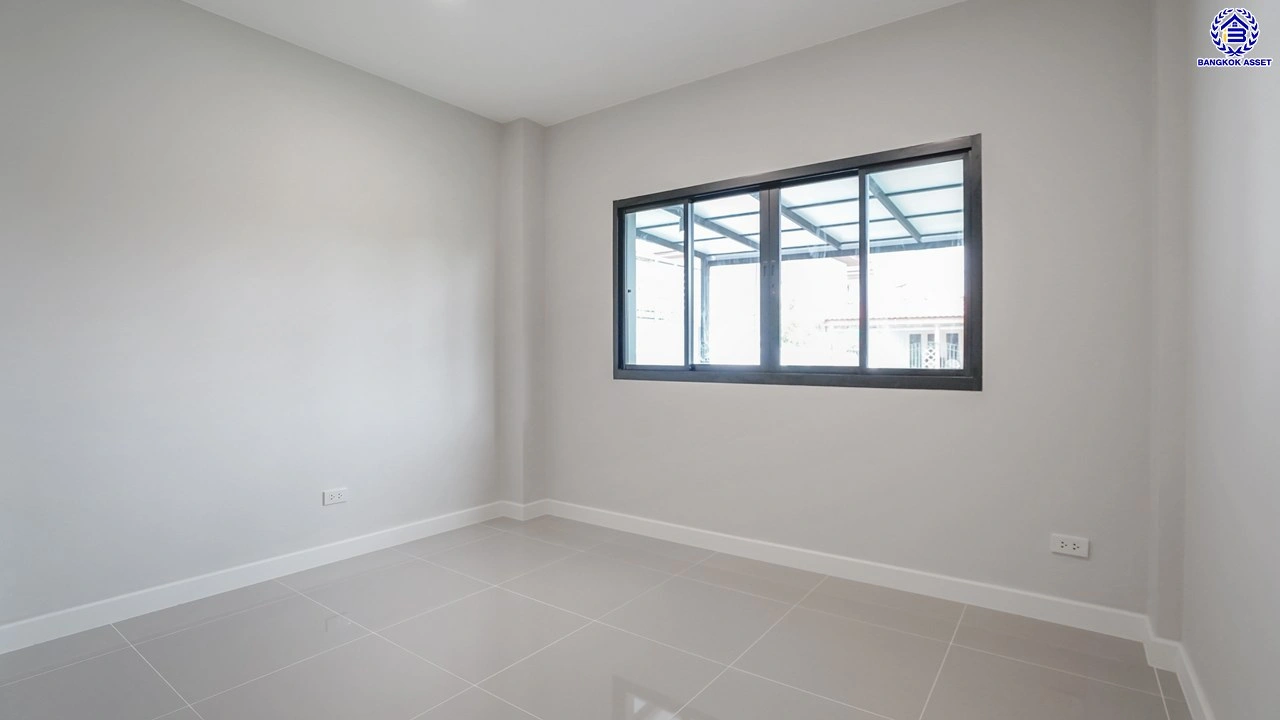 บ้านรีโนเวทใหม่ โครงการ รติรมย์2 ราชพฤกษ์-กาญจนาภิเษก (ซ.สวนผัก32) รีโนเวทใหม่พร้อมเข้าอยู่ บนเนื้อที่ 52 ตร.ว. ฟังก์ชัน 4 ห้องนอน 3 ห้องน้ำ จอดรถได้ 2 คัน ส่วนกลางครบครัน บนทำเลศักยภาพ เชื่อมต่อหลายเส้นทาง ใกล้ทางด่วน "ศรีรัช" และเซ็นทรัล เวสต์วิลล์