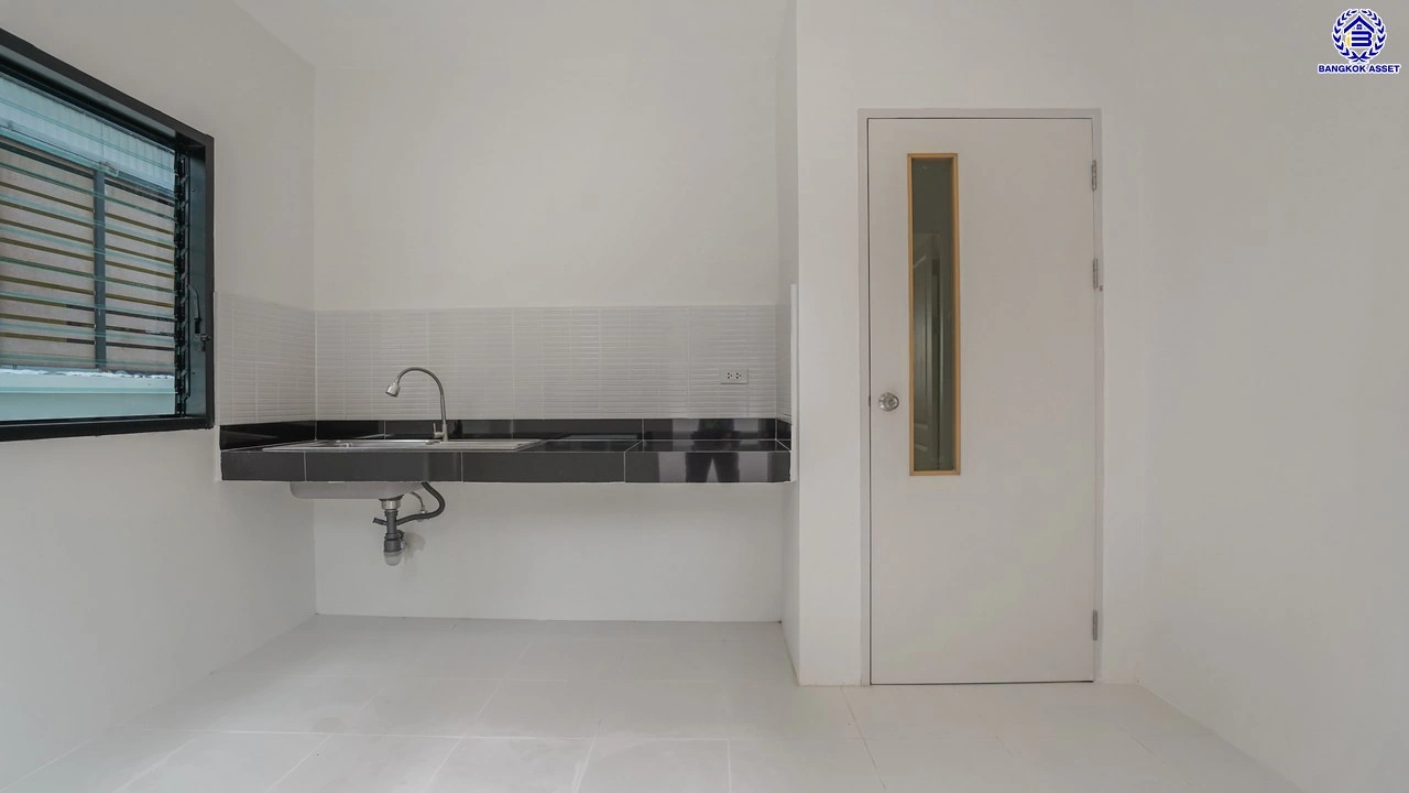 บ้านรีโนเวทใหม่ โครงการ รติรมย์2 ราชพฤกษ์-กาญจนาภิเษก (ซ.สวนผัก32) รีโนเวทใหม่พร้อมเข้าอยู่ บนเนื้อที่ 52 ตร.ว. ฟังก์ชัน 4 ห้องนอน 3 ห้องน้ำ จอดรถได้ 2 คัน ส่วนกลางครบครัน บนทำเลศักยภาพ เชื่อมต่อหลายเส้นทาง ใกล้ทางด่วน "ศรีรัช" และเซ็นทรัล เวสต์วิลล์