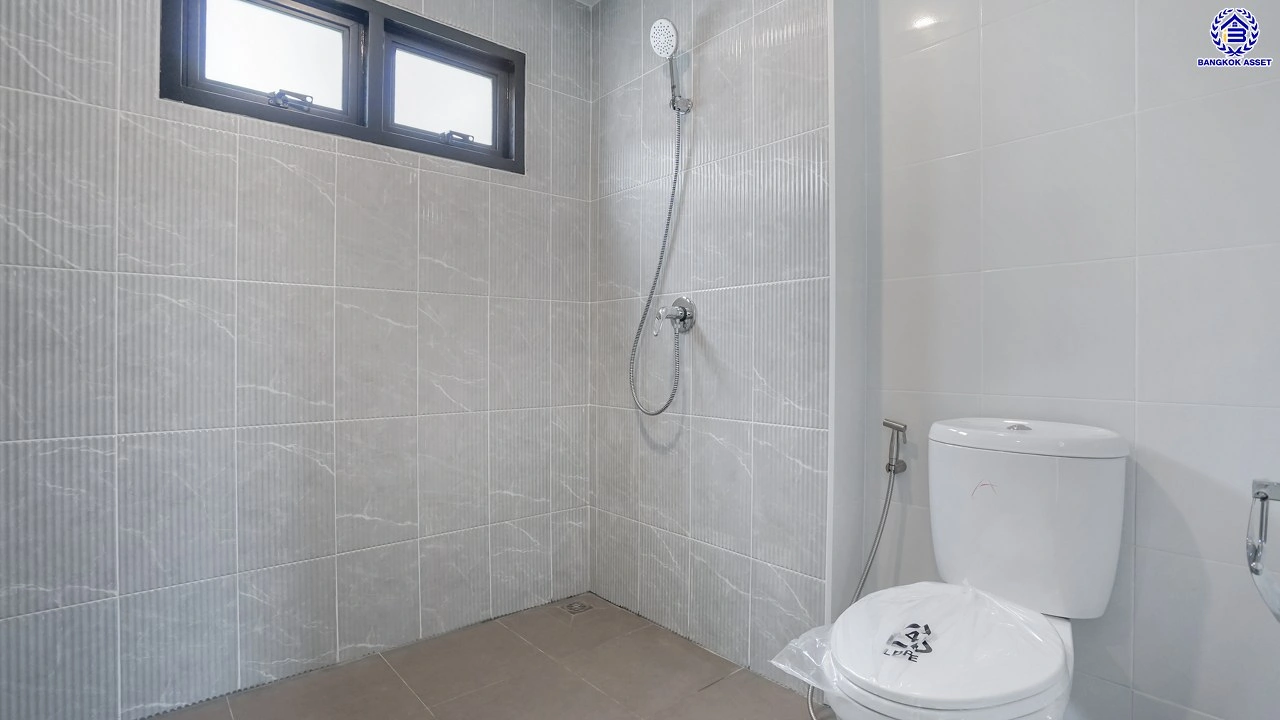 บ้านรีโนเวทใหม่ โครงการ รติรมย์2 ราชพฤกษ์-กาญจนาภิเษก (ซ.สวนผัก32) รีโนเวทใหม่พร้อมเข้าอยู่ บนเนื้อที่ 52 ตร.ว. ฟังก์ชัน 4 ห้องนอน 3 ห้องน้ำ จอดรถได้ 2 คัน ส่วนกลางครบครัน บนทำเลศักยภาพ เชื่อมต่อหลายเส้นทาง ใกล้ทางด่วน "ศรีรัช" และเซ็นทรัล เวสต์วิลล์