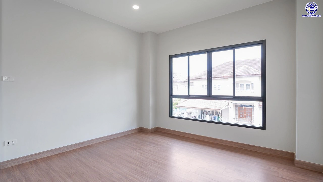 บ้านรีโนเวทใหม่ โครงการ รติรมย์2 ราชพฤกษ์-กาญจนาภิเษก (ซ.สวนผัก32) รีโนเวทใหม่พร้อมเข้าอยู่ บนเนื้อที่ 52 ตร.ว. ฟังก์ชัน 4 ห้องนอน 3 ห้องน้ำ จอดรถได้ 2 คัน ส่วนกลางครบครัน บนทำเลศักยภาพ เชื่อมต่อหลายเส้นทาง ใกล้ทางด่วน "ศรีรัช" และเซ็นทรัล เวสต์วิลล์