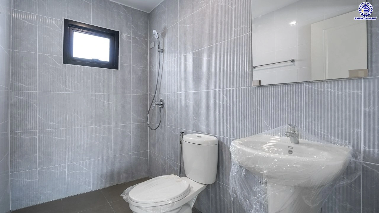 บ้านรีโนเวทใหม่ โครงการ รติรมย์2 ราชพฤกษ์-กาญจนาภิเษก (ซ.สวนผัก32) รีโนเวทใหม่พร้อมเข้าอยู่ บนเนื้อที่ 52 ตร.ว. ฟังก์ชัน 4 ห้องนอน 3 ห้องน้ำ จอดรถได้ 2 คัน ส่วนกลางครบครัน บนทำเลศักยภาพ เชื่อมต่อหลายเส้นทาง ใกล้ทางด่วน "ศรีรัช" และเซ็นทรัล เวสต์วิลล์