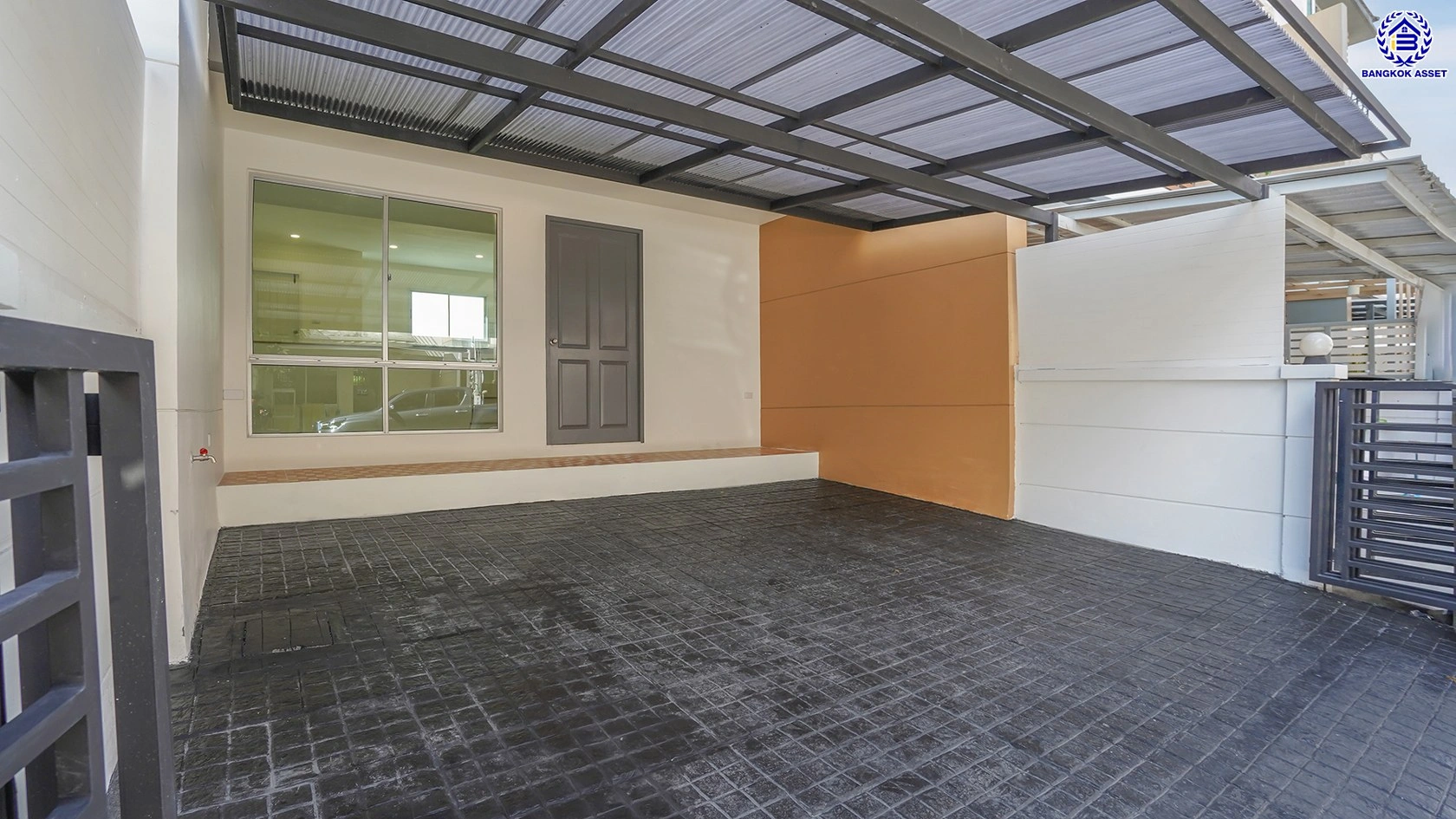 บ้านรีโนเวทใหม่ใจกลางเมือง โครงการ ทาวน์พลัส หัวหมาก เนื้อที่ 21.40 ตร.ว. พื้นที่ใช้สอย 169.76 ตร.ม. ฟังก์ชัน 3 ห้องนอน 4 ห้องน้ำ ห้องน้ำส่วนตัวทุกห้อง ใกล้เดอะมอลล์ไลฟ์สโตร์บางกะปิ ทำเลเชื่อมต่อถนนกรุงเทพกรีฑา ถนนลาดพร้าว ถนนรามคำแหง ใช้เวลาเพียง 10 นาทีก็ถึงรถไฟฟ้า "สถานีศรีกรีฑา"