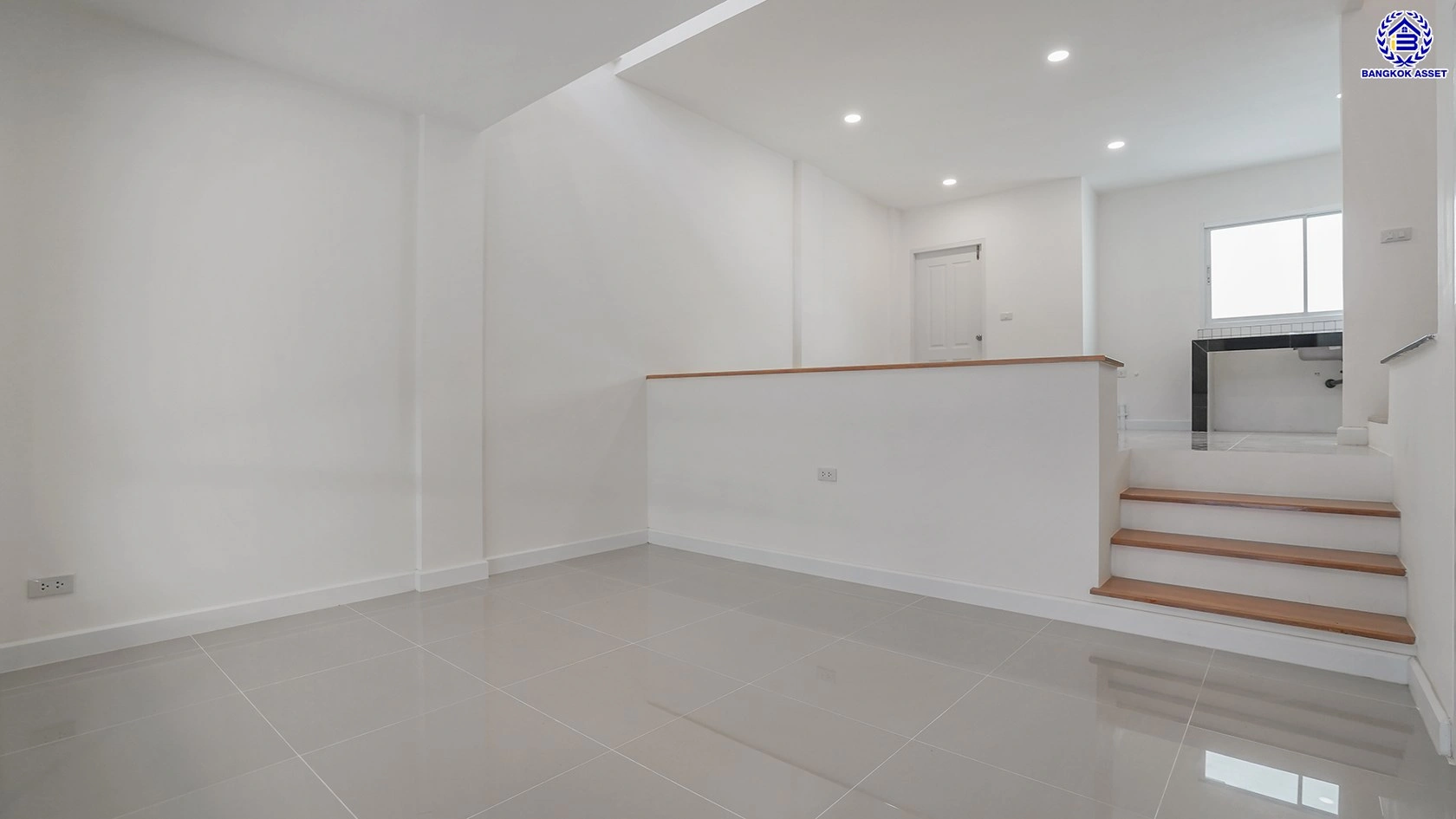 บ้านรีโนเวทใหม่ใจกลางเมือง โครงการ ทาวน์พลัส หัวหมาก เนื้อที่ 21.40 ตร.ว. พื้นที่ใช้สอย 169.76 ตร.ม. ฟังก์ชัน 3 ห้องนอน 4 ห้องน้ำ ห้องน้ำส่วนตัวทุกห้อง ใกล้เดอะมอลล์ไลฟ์สโตร์บางกะปิ ทำเลเชื่อมต่อถนนกรุงเทพกรีฑา ถนนลาดพร้าว ถนนรามคำแหง ใช้เวลาเพียง 10 นาทีก็ถึงรถไฟฟ้า "สถานีศรีกรีฑา"