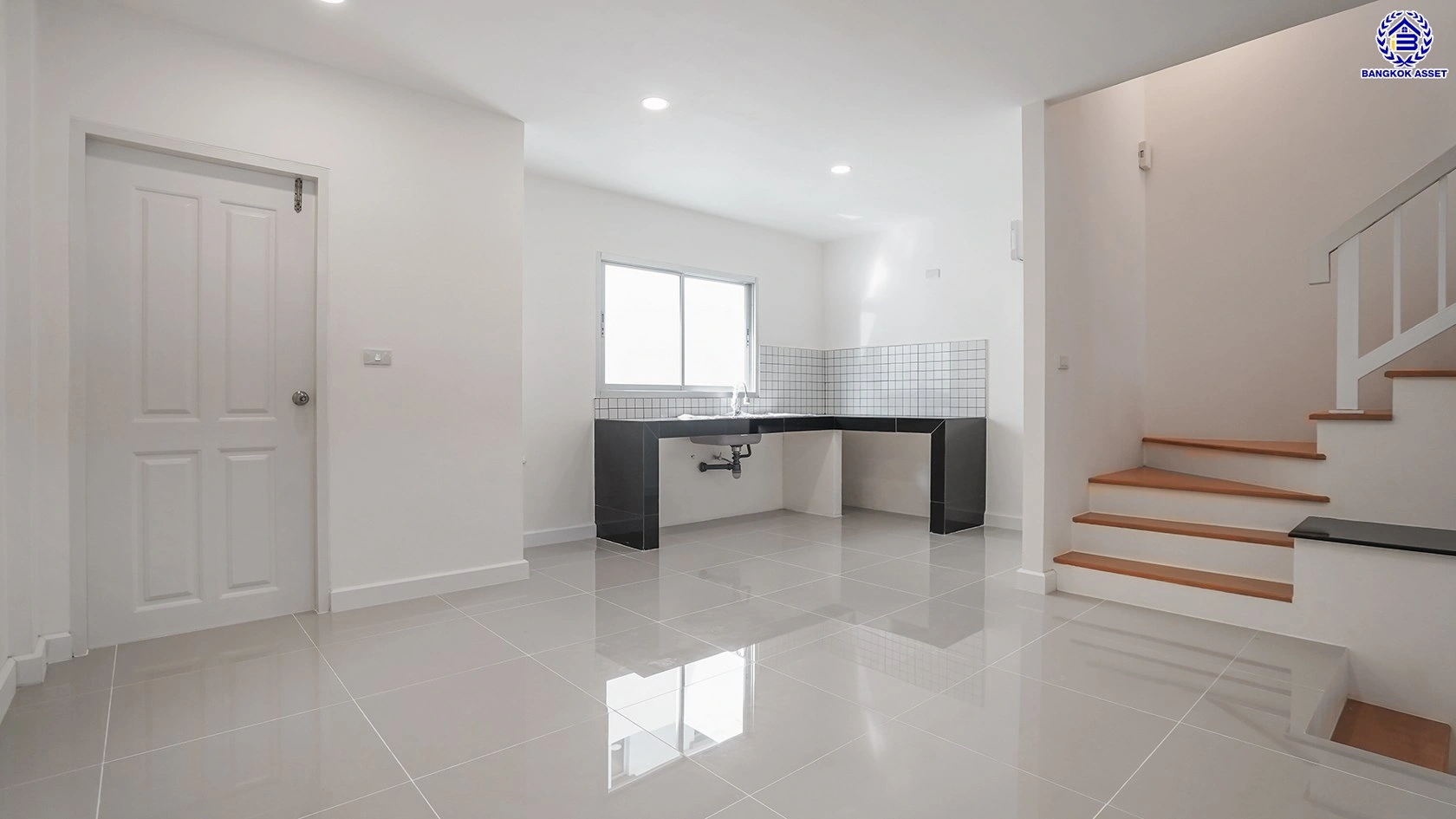 บ้านรีโนเวทใหม่ใจกลางเมือง โครงการ ทาวน์พลัส หัวหมาก เนื้อที่ 21.40 ตร.ว. พื้นที่ใช้สอย 169.76 ตร.ม. ฟังก์ชัน 3 ห้องนอน 4 ห้องน้ำ ห้องน้ำส่วนตัวทุกห้อง ใกล้เดอะมอลล์ไลฟ์สโตร์บางกะปิ ทำเลเชื่อมต่อถนนกรุงเทพกรีฑา ถนนลาดพร้าว ถนนรามคำแหง ใช้เวลาเพียง 10 นาทีก็ถึงรถไฟฟ้า "สถานีศรีกรีฑา"