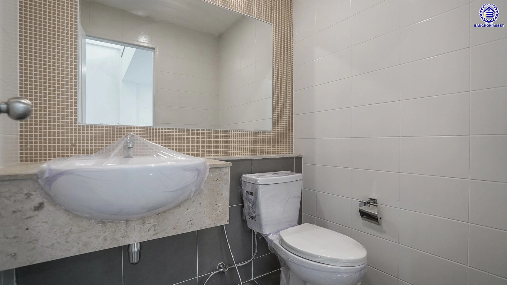 บ้านรีโนเวทใหม่ใจกลางเมือง โครงการ ทาวน์พลัส หัวหมาก เนื้อที่ 21.40 ตร.ว. พื้นที่ใช้สอย 169.76 ตร.ม. ฟังก์ชัน 3 ห้องนอน 4 ห้องน้ำ ห้องน้ำส่วนตัวทุกห้อง ใกล้เดอะมอลล์ไลฟ์สโตร์บางกะปิ ทำเลเชื่อมต่อถนนกรุงเทพกรีฑา ถนนลาดพร้าว ถนนรามคำแหง ใช้เวลาเพียง 10 นาทีก็ถึงรถไฟฟ้า "สถานีศรีกรีฑา"