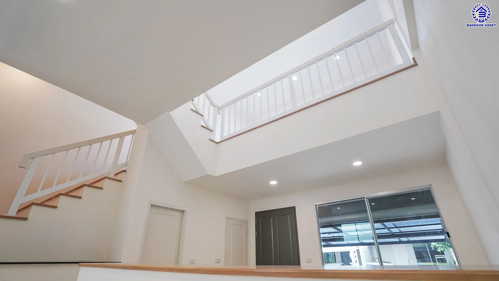 บ้านรีโนเวทใหม่ใจกลางเมือง โครงการ ทาวน์พลัส หัวหมาก เนื้อที่ 21.40 ตร.ว. พื้นที่ใช้สอย 169.76 ตร.ม. ฟังก์ชัน 3 ห้องนอน 4 ห้องน้ำ ห้องน้ำส่วนตัวทุกห้อง ใกล้เดอะมอลล์ไลฟ์สโตร์บางกะปิ ทำเลเชื่อมต่อถนนกรุงเทพกรีฑา ถนนลาดพร้าว ถนนรามคำแหง ใช้เวลาเพียง 10 นาทีก็ถึงรถไฟฟ้า "สถานีศรีกรีฑา"