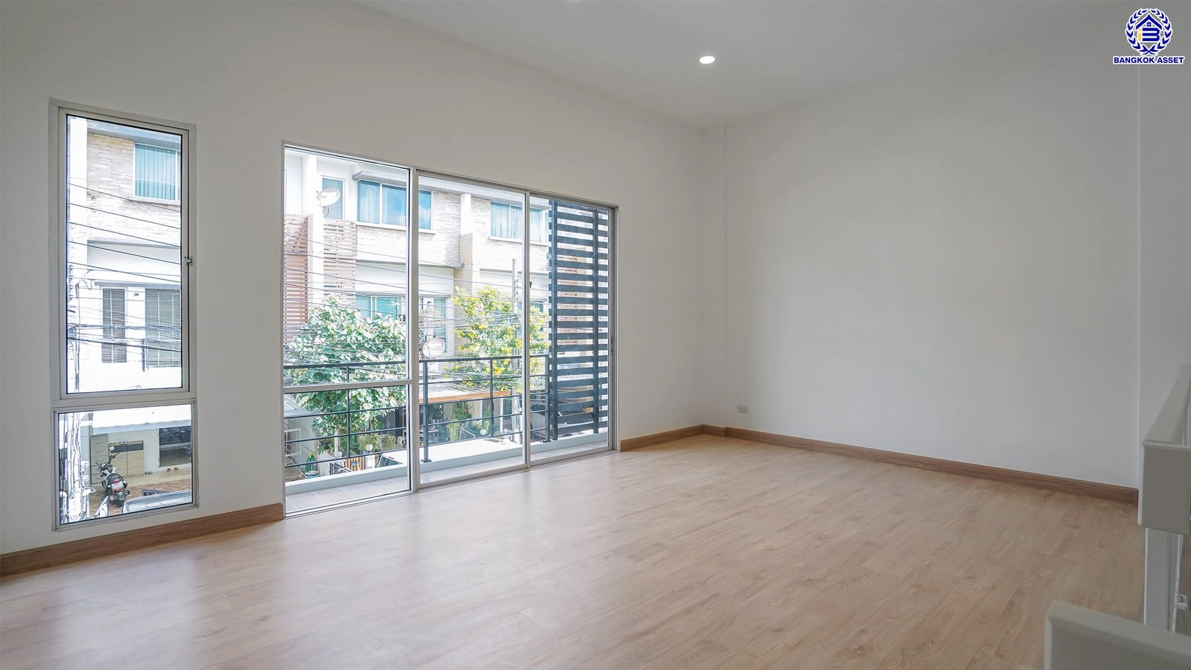 บ้านรีโนเวทใหม่ใจกลางเมือง โครงการ ทาวน์พลัส หัวหมาก เนื้อที่ 21.40 ตร.ว. พื้นที่ใช้สอย 169.76 ตร.ม. ฟังก์ชัน 3 ห้องนอน 4 ห้องน้ำ ห้องน้ำส่วนตัวทุกห้อง ใกล้เดอะมอลล์ไลฟ์สโตร์บางกะปิ ทำเลเชื่อมต่อถนนกรุงเทพกรีฑา ถนนลาดพร้าว ถนนรามคำแหง ใช้เวลาเพียง 10 นาทีก็ถึงรถไฟฟ้า "สถานีศรีกรีฑา"