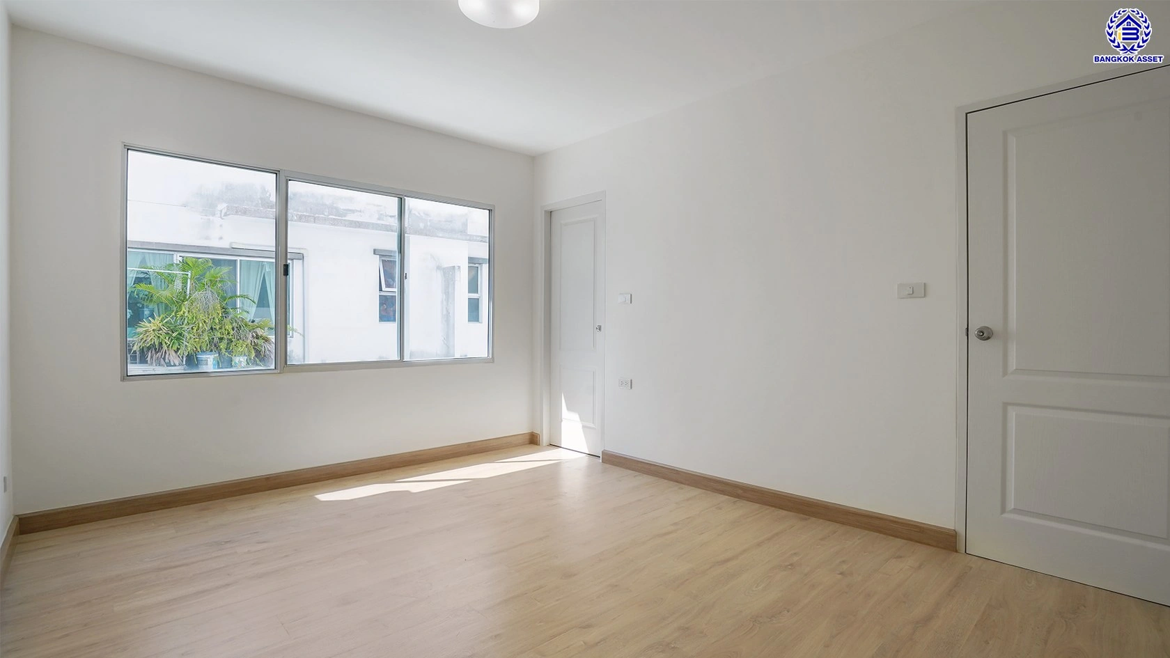 บ้านรีโนเวทใหม่ใจกลางเมือง โครงการ ทาวน์พลัส หัวหมาก เนื้อที่ 21.40 ตร.ว. พื้นที่ใช้สอย 169.76 ตร.ม. ฟังก์ชัน 3 ห้องนอน 4 ห้องน้ำ ห้องน้ำส่วนตัวทุกห้อง ใกล้เดอะมอลล์ไลฟ์สโตร์บางกะปิ ทำเลเชื่อมต่อถนนกรุงเทพกรีฑา ถนนลาดพร้าว ถนนรามคำแหง ใช้เวลาเพียง 10 นาทีก็ถึงรถไฟฟ้า "สถานีศรีกรีฑา"