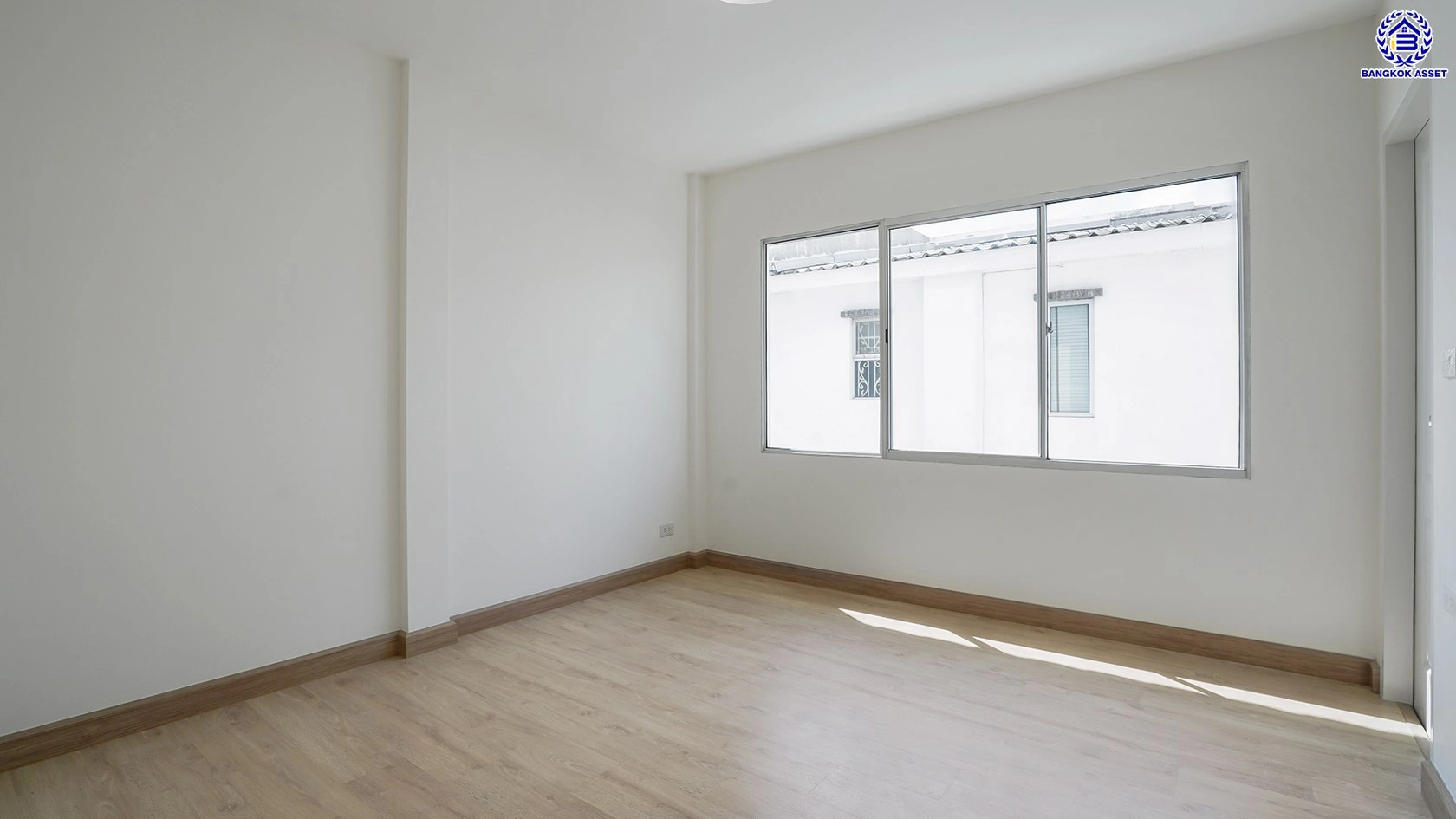 บ้านรีโนเวทใหม่ใจกลางเมือง โครงการ ทาวน์พลัส หัวหมาก เนื้อที่ 21.40 ตร.ว. พื้นที่ใช้สอย 169.76 ตร.ม. ฟังก์ชัน 3 ห้องนอน 4 ห้องน้ำ ห้องน้ำส่วนตัวทุกห้อง ใกล้เดอะมอลล์ไลฟ์สโตร์บางกะปิ ทำเลเชื่อมต่อถนนกรุงเทพกรีฑา ถนนลาดพร้าว ถนนรามคำแหง ใช้เวลาเพียง 10 นาทีก็ถึงรถไฟฟ้า "สถานีศรีกรีฑา"