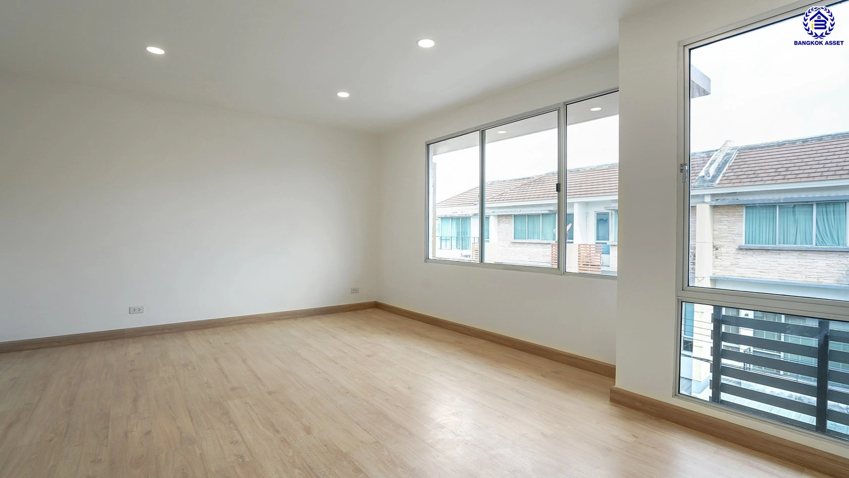 บ้านรีโนเวทใหม่ใจกลางเมือง โครงการ ทาวน์พลัส หัวหมาก เนื้อที่ 21.40 ตร.ว. พื้นที่ใช้สอย 169.76 ตร.ม. ฟังก์ชัน 3 ห้องนอน 4 ห้องน้ำ ห้องน้ำส่วนตัวทุกห้อง ใกล้เดอะมอลล์ไลฟ์สโตร์บางกะปิ ทำเลเชื่อมต่อถนนกรุงเทพกรีฑา ถนนลาดพร้าว ถนนรามคำแหง ใช้เวลาเพียง 10 นาทีก็ถึงรถไฟฟ้า "สถานีศรีกรีฑา"