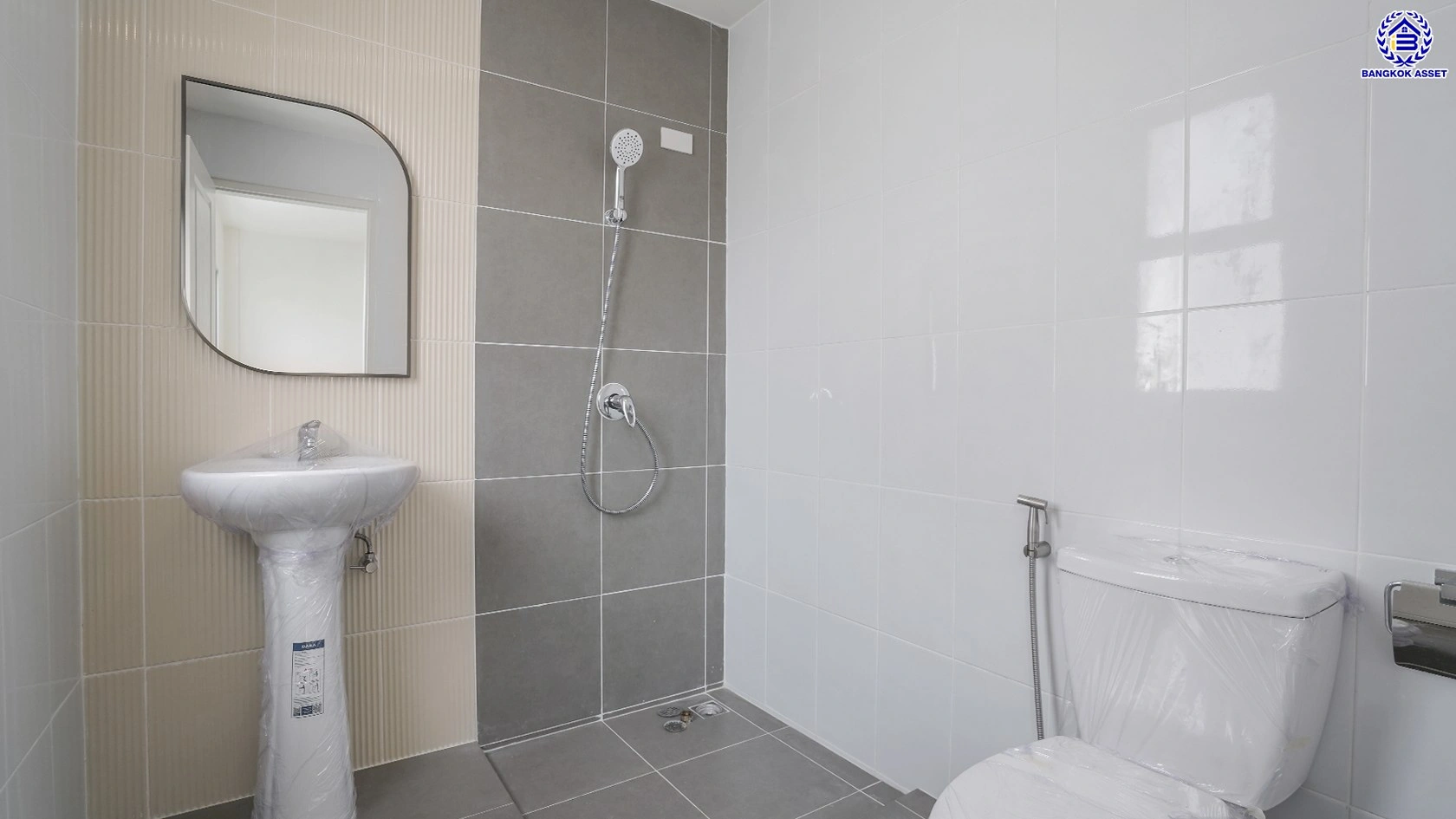 บ้านรีโนเวทใหม่ใจกลางเมือง โครงการ ทาวน์พลัส หัวหมาก เนื้อที่ 21.40 ตร.ว. พื้นที่ใช้สอย 169.76 ตร.ม. ฟังก์ชัน 3 ห้องนอน 4 ห้องน้ำ ห้องน้ำส่วนตัวทุกห้อง ใกล้เดอะมอลล์ไลฟ์สโตร์บางกะปิ ทำเลเชื่อมต่อถนนกรุงเทพกรีฑา ถนนลาดพร้าว ถนนรามคำแหง ใช้เวลาเพียง 10 นาทีก็ถึงรถไฟฟ้า "สถานีศรีกรีฑา"