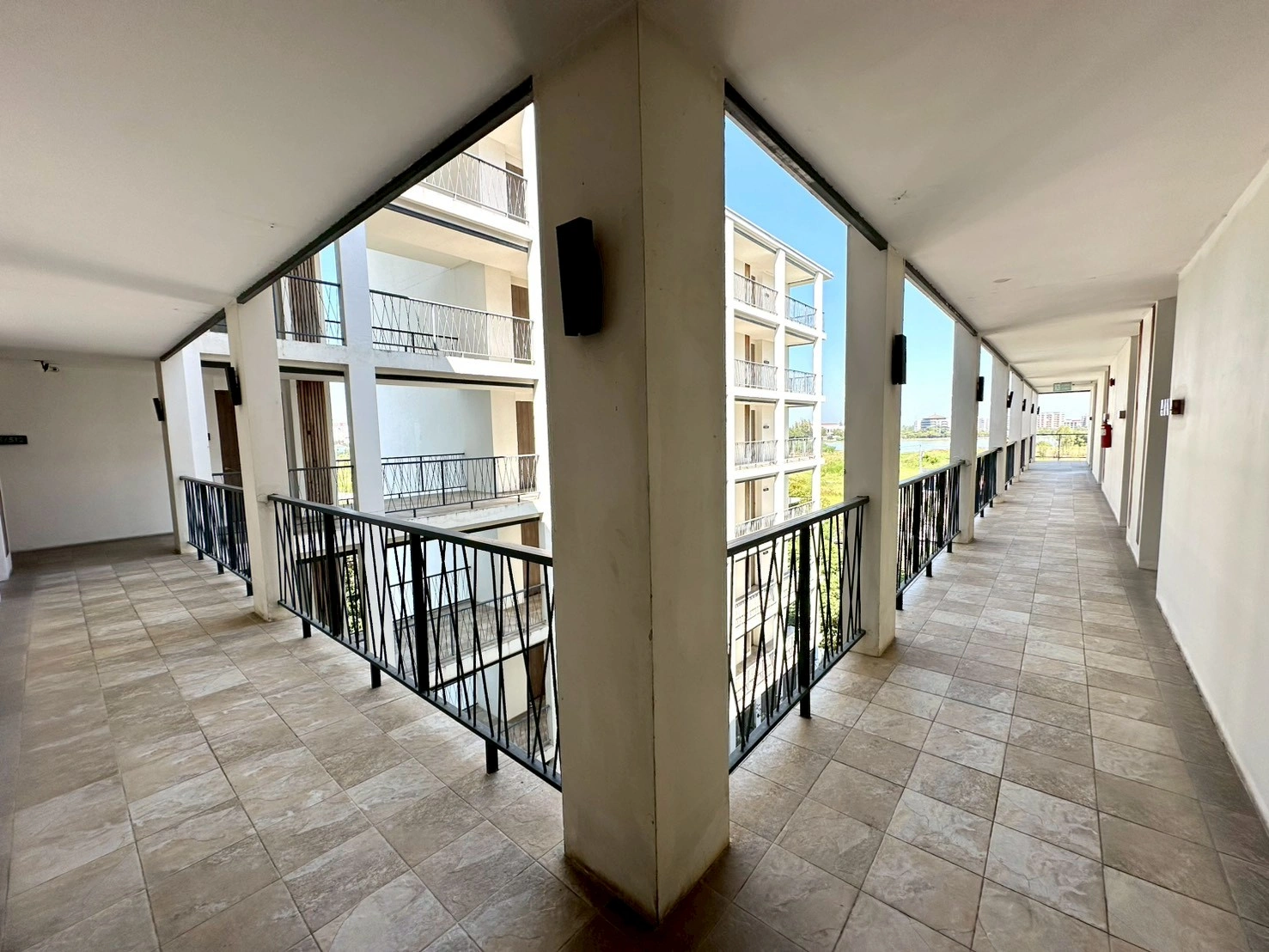 ขายถูกมาก  ไลท์สเตจ คอนโด Light Stage Condominium เอแบคบางนา  ห้องมุม ขายพร้อมผู้เช่า