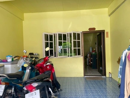 ขายทาวน์เฮ้าส์ 2 ชั้น หมู่บ้านใต้ร่มทอง2 ทับเที่ยง ตรัง เนื้อที่ 18.40 ตร.ว ต่อเติมครบ ทำเลดี ใกล้ตัวเมืองตรัง