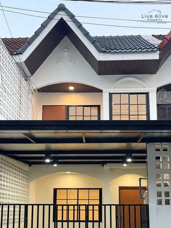 ขายทาวน์เฮาส์ 2 ชั้น NexHaus44 ปากซอยอ่อนนุช 44 เดินทางเข้าโซนทองหล่อ พระราม 9 รีโนเวทใหม่ทั้งหลัง พร้อมเข้าอยู่ โทร 085-826-6936