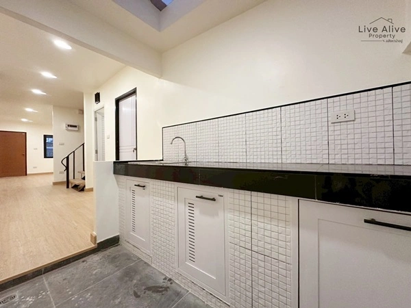 ขายทาวน์เฮาส์ 2 ชั้น NexHaus44 ปากซอยอ่อนนุช 44 เดินทางเข้าโซนทองหล่อ พระราม 9 รีโนเวทใหม่ทั้งหลัง พร้อมเข้าอยู่ โทร 085-826-6936