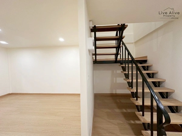 ขายทาวน์เฮาส์ 2 ชั้น NexHaus44 ปากซอยอ่อนนุช 44 เดินทางเข้าโซนทองหล่อ พระราม 9 รีโนเวทใหม่ทั้งหลัง พร้อมเข้าอยู่ โทร 085-826-6936