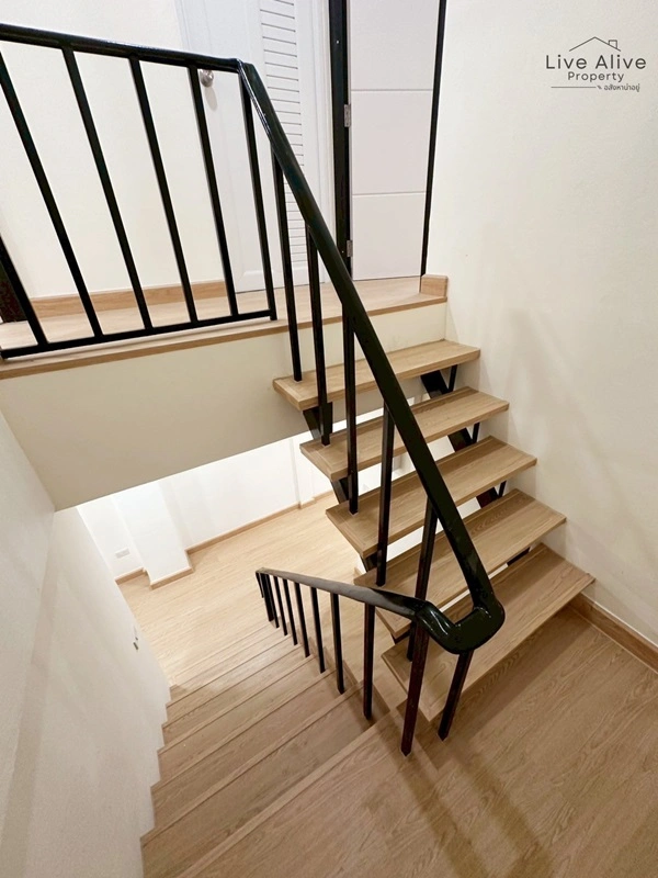 ขายทาวน์เฮาส์ 2 ชั้น NexHaus44 ปากซอยอ่อนนุช 44 เดินทางเข้าโซนทองหล่อ พระราม 9 รีโนเวทใหม่ทั้งหลัง พร้อมเข้าอยู่ โทร 085-826-6936