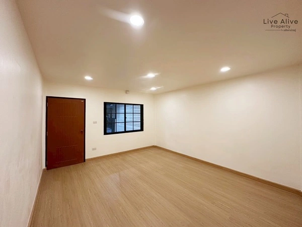 ขายทาวน์เฮาส์ 2 ชั้น NexHaus44 ปากซอยอ่อนนุช 44 เดินทางเข้าโซนทองหล่อ พระราม 9 รีโนเวทใหม่ทั้งหลัง พร้อมเข้าอยู่ โทร 085-826-6936