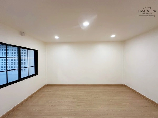 ขายทาวน์เฮาส์ 2 ชั้น NexHaus44 ปากซอยอ่อนนุช 44 เดินทางเข้าโซนทองหล่อ พระราม 9 รีโนเวทใหม่ทั้งหลัง พร้อมเข้าอยู่ โทร 085-826-6936