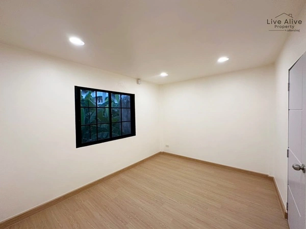 ขายทาวน์เฮาส์ 2 ชั้น NexHaus44 ปากซอยอ่อนนุช 44 เดินทางเข้าโซนทองหล่อ พระราม 9 รีโนเวทใหม่ทั้งหลัง พร้อมเข้าอยู่ โทร 085-826-6936