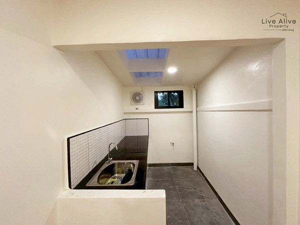 ขายทาวน์เฮาส์ 2 ชั้น NexHaus44 ปากซอยอ่อนนุช 44 เดินทางเข้าโซนทองหล่อ พระราม 9 รีโนเวทใหม่ทั้งหลัง พร้อมเข้าอยู่ โทร 085-826-6936