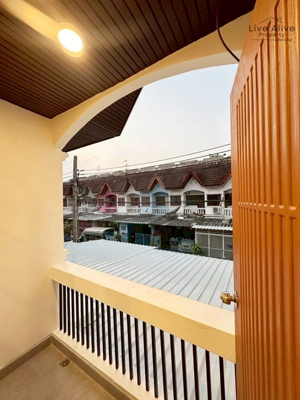 ขายทาวน์เฮาส์ 2 ชั้น NexHaus44 ปากซอยอ่อนนุช 44 เดินทางเข้าโซนทองหล่อ พระราม 9 รีโนเวทใหม่ทั้งหลัง พร้อมเข้าอยู่ โทร 085-826-6936