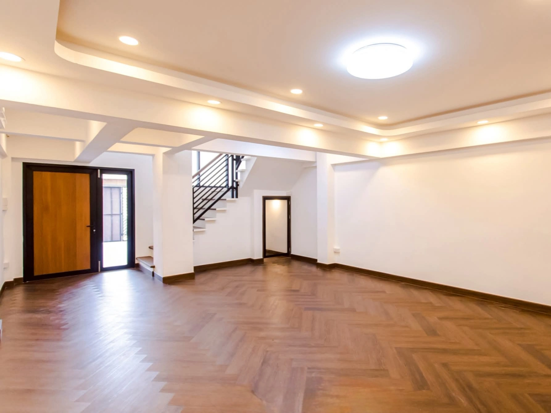 ขายทาวน์โฮม 3 ชั้น รีโนเวทใหม่ทั้งหลัง เลียบด่วนรามอินทรา–ประดิษฐ์มนูธรรม 10 ขนาด 28 ตร.วา 4 ห้องนอน 4 ห้องน้ำ จอดรถ 3–4 คัน ใกล้รถไฟฟ้าสายสีเหลือง ทางด่วน และ Central EastVille พร้อมอยู่ ราคาพิเศษ