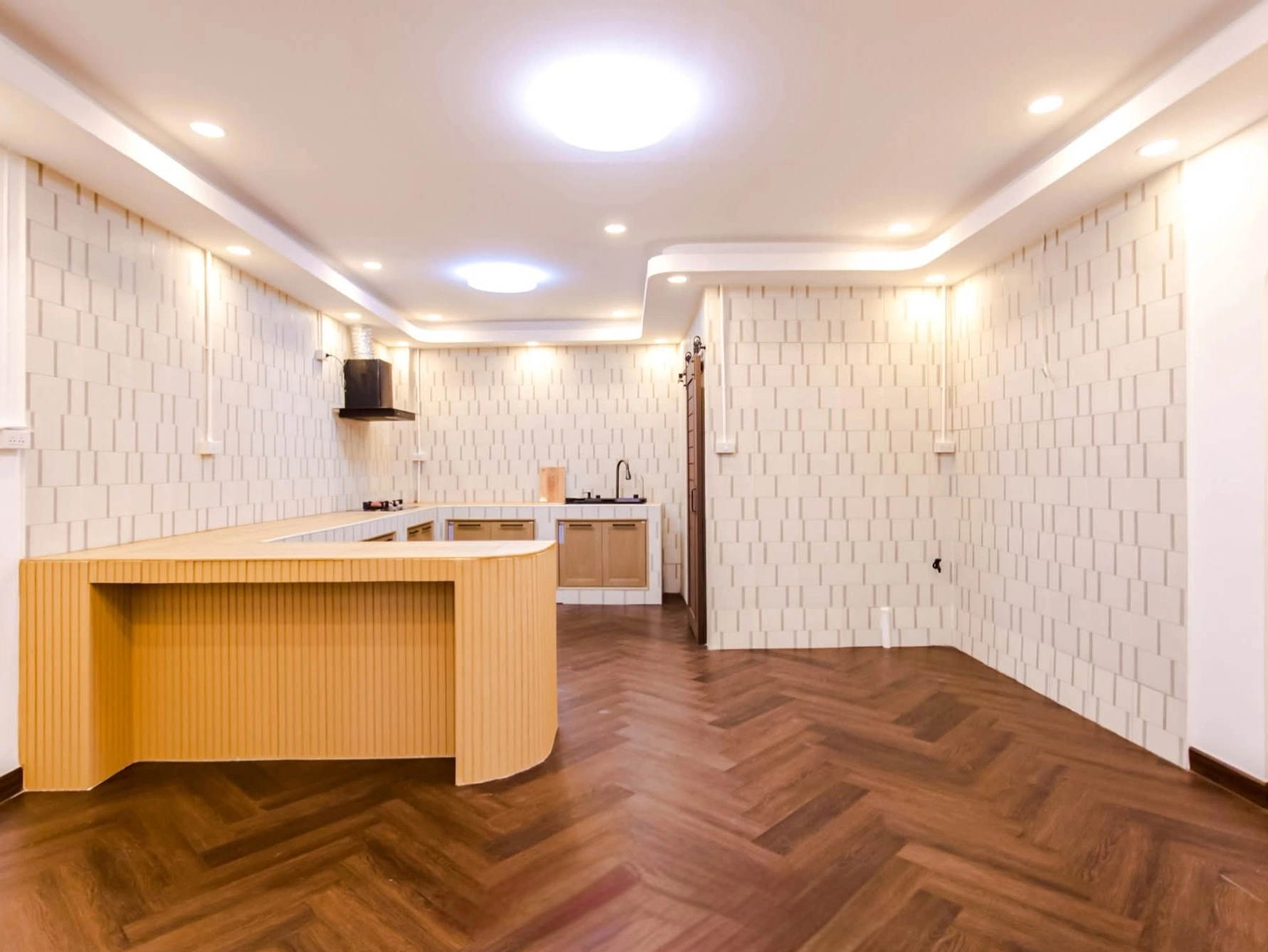 ขายทาวน์โฮม 3 ชั้น รีโนเวทใหม่ทั้งหลัง เลียบด่วนรามอินทรา–ประดิษฐ์มนูธรรม 10 ขนาด 28 ตร.วา 4 ห้องนอน 4 ห้องน้ำ จอดรถ 3–4 คัน ใกล้รถไฟฟ้าสายสีเหลือง ทางด่วน และ Central EastVille พร้อมอยู่ ราคาพิเศษ