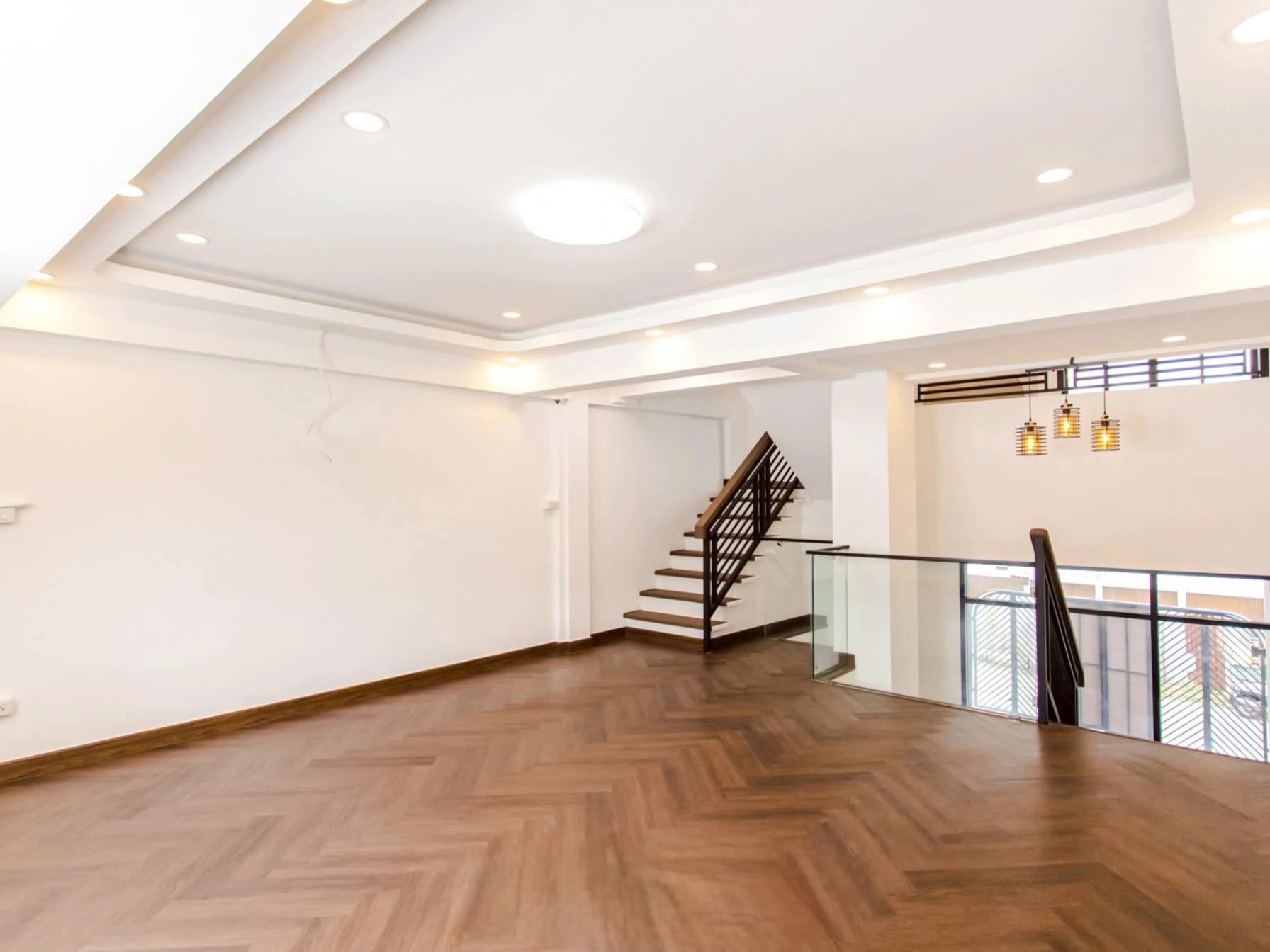 ขายทาวน์โฮม 3 ชั้น รีโนเวทใหม่ทั้งหลัง เลียบด่วนรามอินทรา–ประดิษฐ์มนูธรรม 10 ขนาด 28 ตร.วา 4 ห้องนอน 4 ห้องน้ำ จอดรถ 3–4 คัน ใกล้รถไฟฟ้าสายสีเหลือง ทางด่วน และ Central EastVille พร้อมอยู่ ราคาพิเศษ