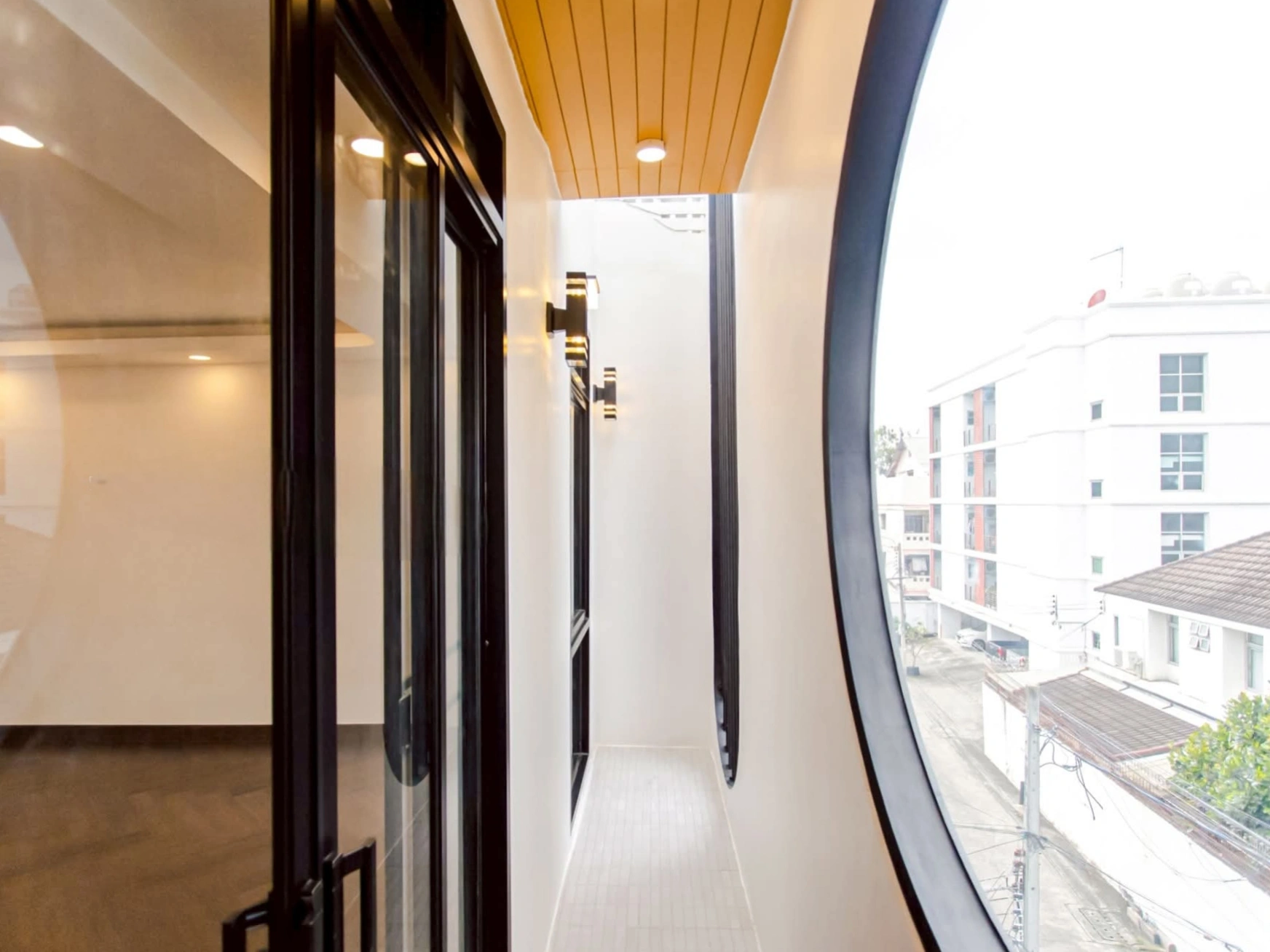 ขายทาวน์โฮม 3 ชั้น รีโนเวทใหม่ทั้งหลัง เลียบด่วนรามอินทรา–ประดิษฐ์มนูธรรม 10 ขนาด 28 ตร.วา 4 ห้องนอน 4 ห้องน้ำ จอดรถ 3–4 คัน ใกล้รถไฟฟ้าสายสีเหลือง ทางด่วน และ Central EastVille พร้อมอยู่ ราคาพิเศษ