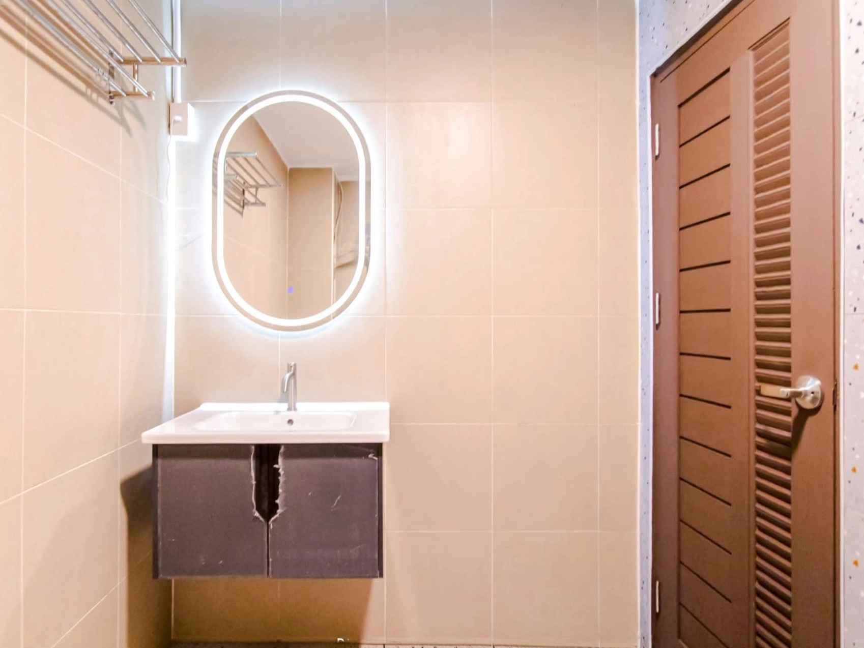 ขายทาวน์โฮม 3 ชั้น รีโนเวทใหม่ทั้งหลัง เลียบด่วนรามอินทรา–ประดิษฐ์มนูธรรม 10 ขนาด 28 ตร.วา 4 ห้องนอน 4 ห้องน้ำ จอดรถ 3–4 คัน ใกล้รถไฟฟ้าสายสีเหลือง ทางด่วน และ Central EastVille พร้อมอยู่ ราคาพิเศษ