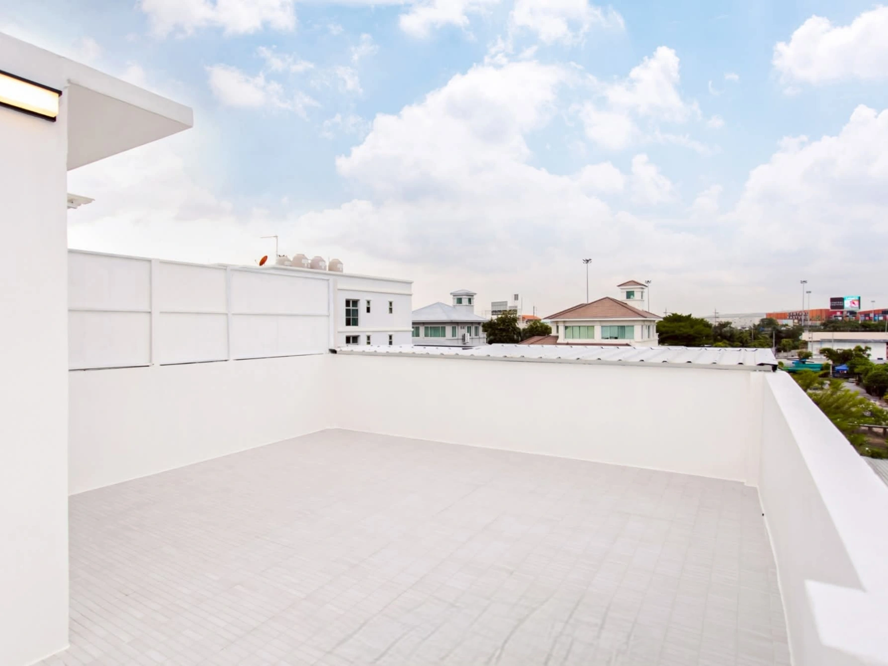 ขายทาวน์โฮม 3 ชั้น รีโนเวทใหม่ทั้งหลัง เลียบด่วนรามอินทรา–ประดิษฐ์มนูธรรม 10 ขนาด 28 ตร.วา 4 ห้องนอน 4 ห้องน้ำ จอดรถ 3–4 คัน ใกล้รถไฟฟ้าสายสีเหลือง ทางด่วน และ Central EastVille พร้อมอยู่ ราคาพิเศษ