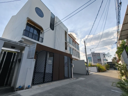 ขายทาวน์โฮม 3 ชั้น รีโนเวทใหม่ทั้งหลัง เลียบด่วนรามอินทรา–ประดิษฐ์มนูธรรม 10 ขนาด 28 ตร.วา 4 ห้องนอน 4 ห้องน้ำ จอดรถ 3–4 คัน ใกล้รถไฟฟ้าสายสีเหลือง ทางด่วน และ Central EastVille พร้อมอยู่ ราคาพิเศษ