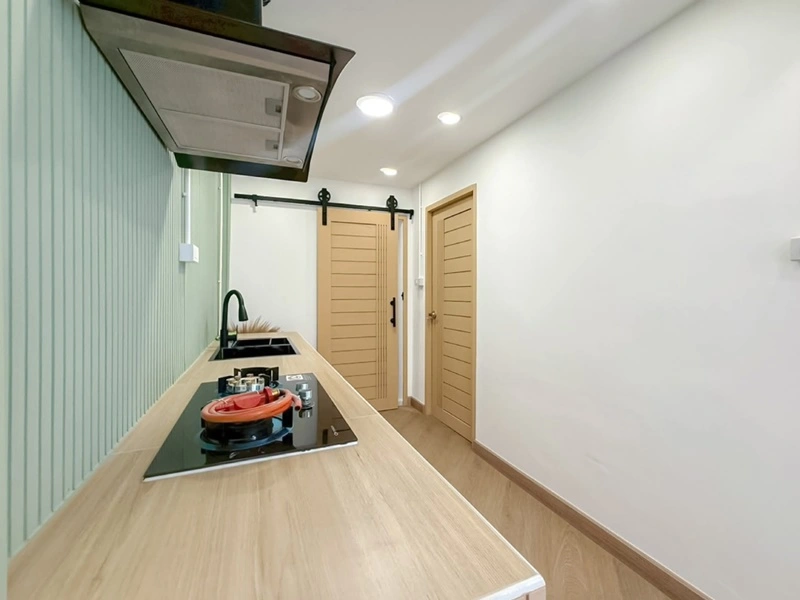 ขายทาวน์เฮ้าส์ ซอยนวลจันทร์ 36 แยก 4 บ้านรีโนเวทใหม่ หลังริม สไตล์ Minimal Nordic เนื้อที่ 19 ตร.วา 2 ห้องนอน 1 ห้องน้ำ จอดรถ 1 คัน บ้านพร้อมอยู่ โทนสวยอยู่สบาย ใกล้ตลาดปัฐวิกรณ์ Makro นวมินทร์ โรงเรียน รพ.นวเวช รพ.พญาไท นวมินทร์ และทางด่วน ถนนเลียบด่วนรามอินทรา เพียง 1.99 ล้านบาท ฟรีโอน