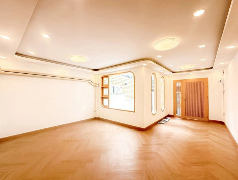 ขายทาวน์เฮ้าส์ ซอยนวลจันทร์ 36 แยก 4 บ้านรีโนเวทใหม่ หลังริม สไตล์ Minimal Nordic เนื้อที่ 19 ตร.วา 2 ห้องนอน 1 ห้องน้ำ จอดรถ 1 คัน บ้านพร้อมอยู่ โทนสวยอยู่สบาย ใกล้ตลาดปัฐวิกรณ์ Makro นวมินทร์ โรงเรียน รพ.นวเวช รพ.พญาไท นวมินทร์ และทางด่วน ถนนเลียบด่วนรามอินทรา เพียง 1.99 ล้านบาท ฟรีโอน